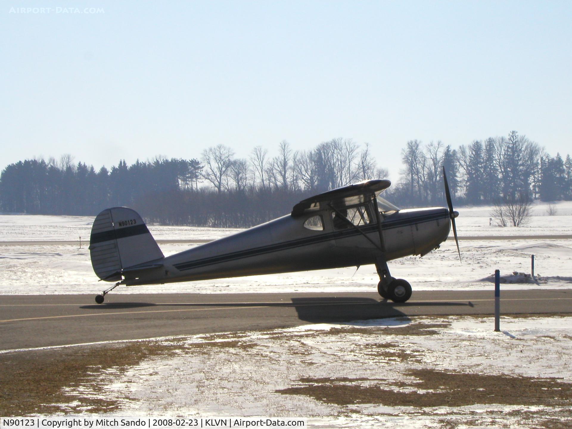 N90123, 1946 Cessna 140 C/N 9184, Taxiing to Runway 12.