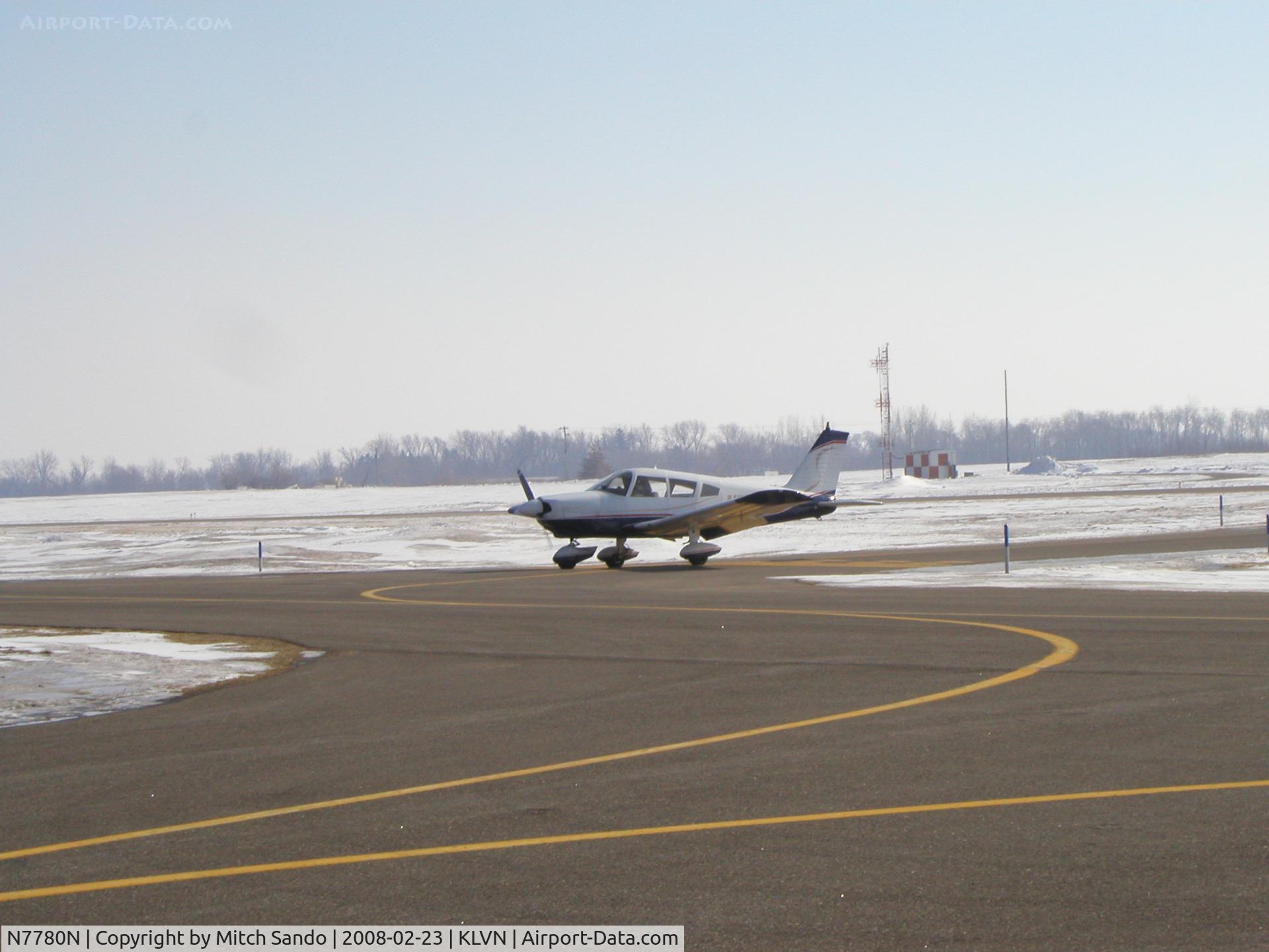 N7780N, 1968 Piper PA-28-180 C/N 28-5228, Taxiing to the hangar.