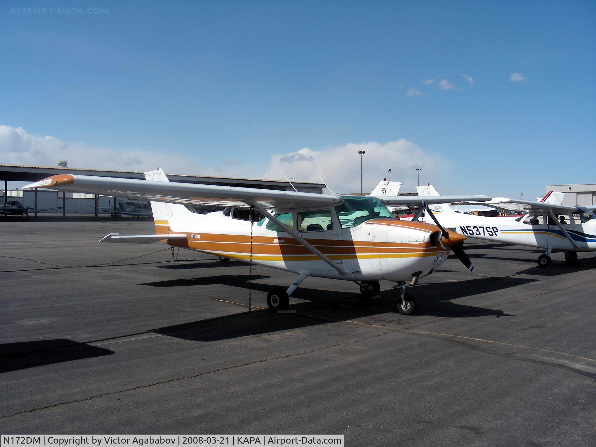 N172DM, 1978 Cessna 172N C/N 17270835, At ramp Hotel