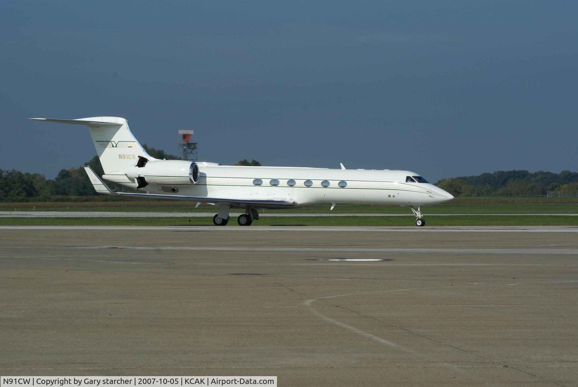 N91CW, 1998 Gulfstream Aerospace G-V C/N 543, taxing in on a great october afternoon