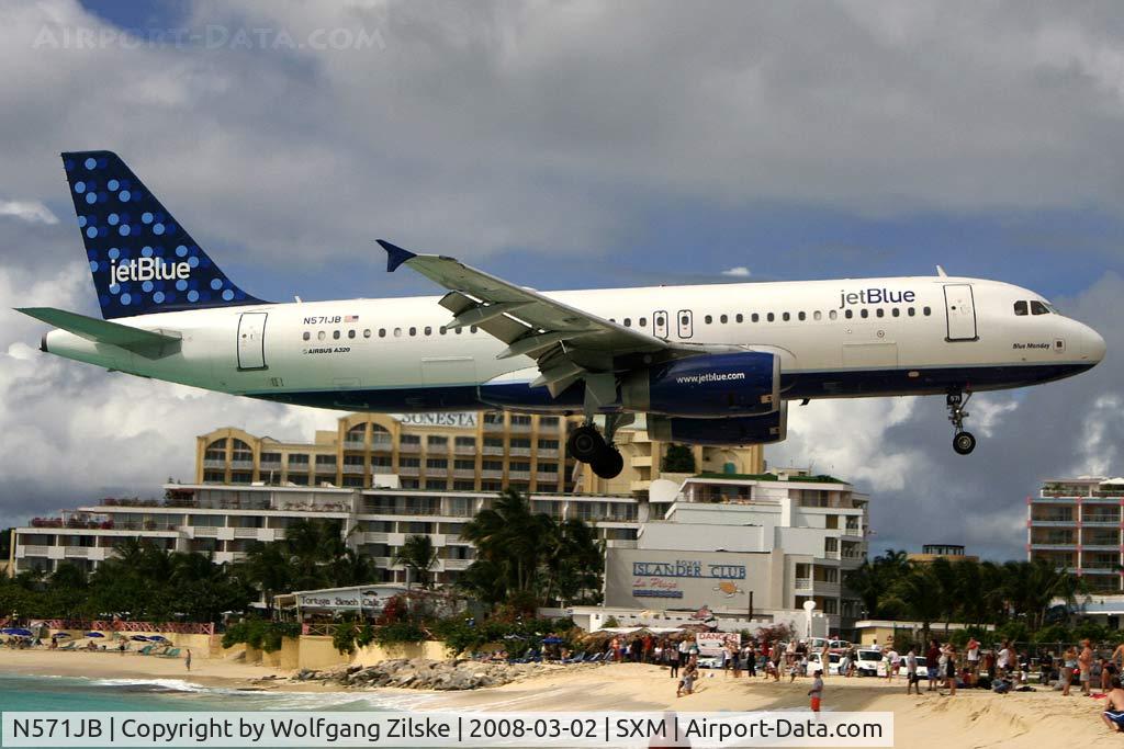 N571JB, 2003 Airbus A320-232 C/N 2125, visitor