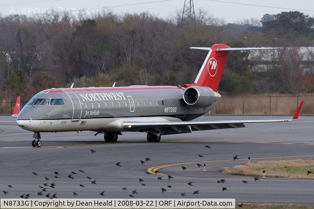 N8733G, 2002 Bombardier CRJ-200 (CL-600-2B19) C/N 7733, Northwest JetAirlink (by Pinnacle Airlines) N8733G (FLT FLG2991) from Detroit Metro Wayne County (KDTW) exitting RWY 5 at Taxiway 