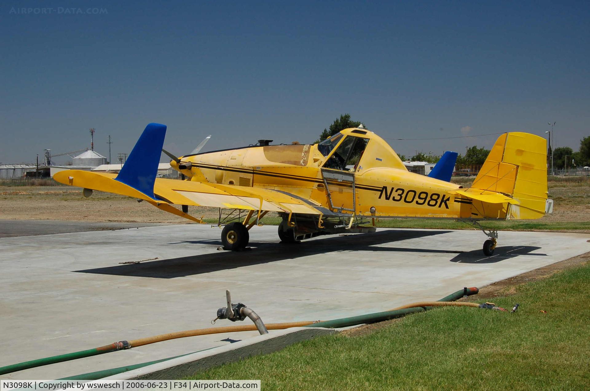 N3098K, 1989 Ayres S2R-T34 Thrush C/N T34-140, 1989 Ayres thrush S2R-T34, #T34-140.  West Valley Aviation - Firebaugh, California.