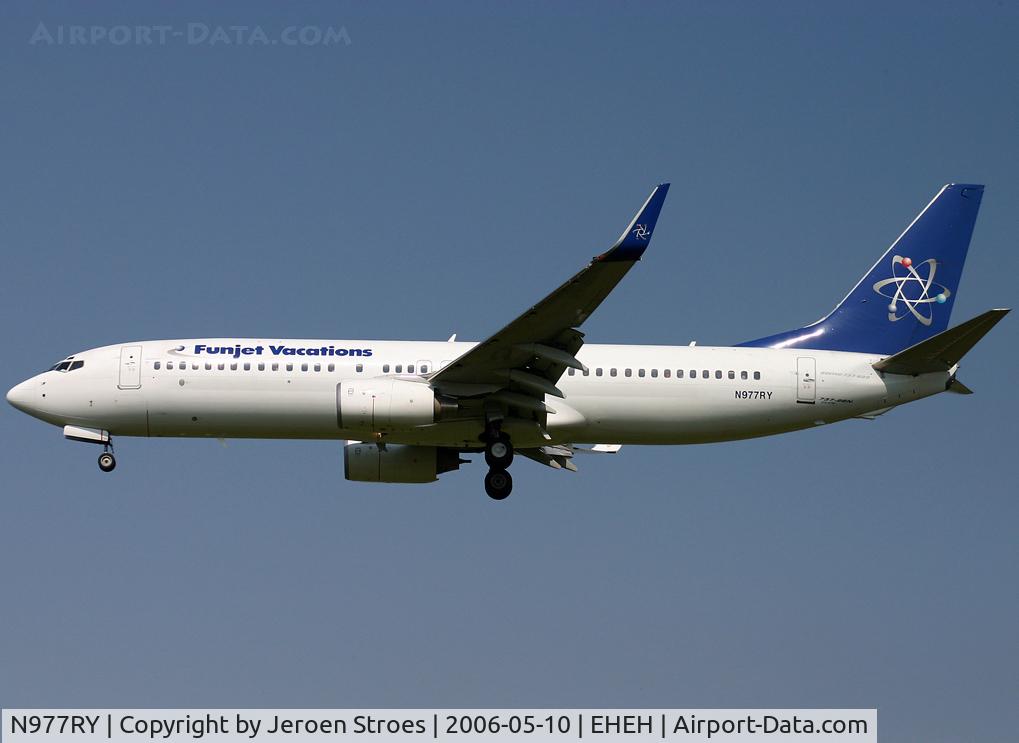 N977RY, 2004 Boeing 737-86N C/N 32740, .
