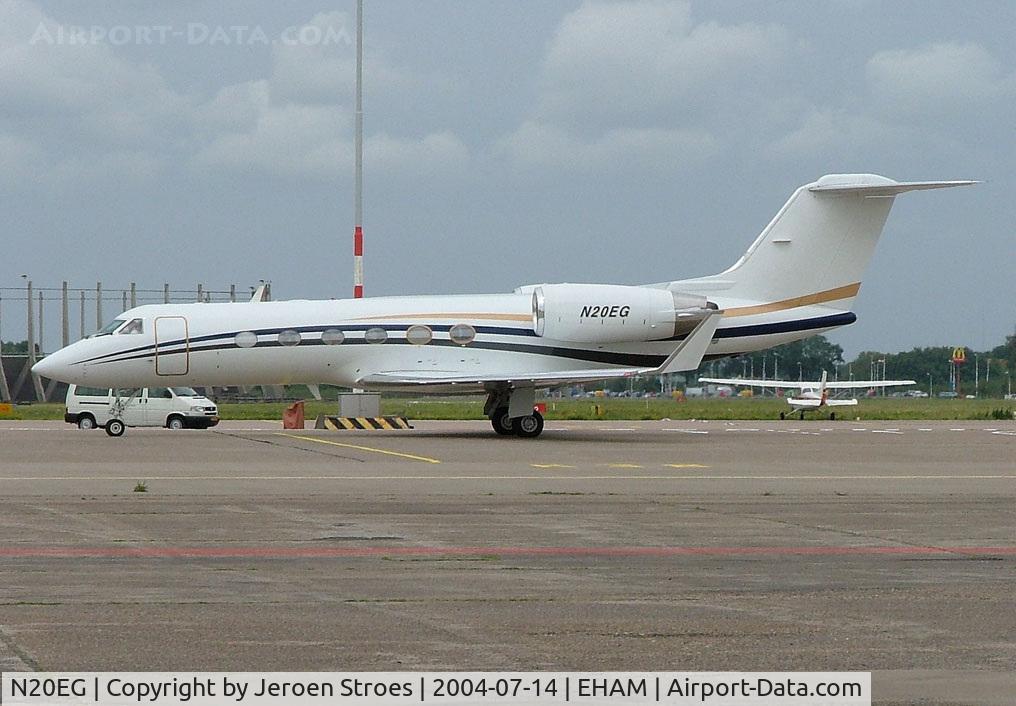 N20EG, 1999 Bombardier BD-700-1A10 Global Express C/N 9038, Ex president BillClinton onboard.  He came to holland to promote his book