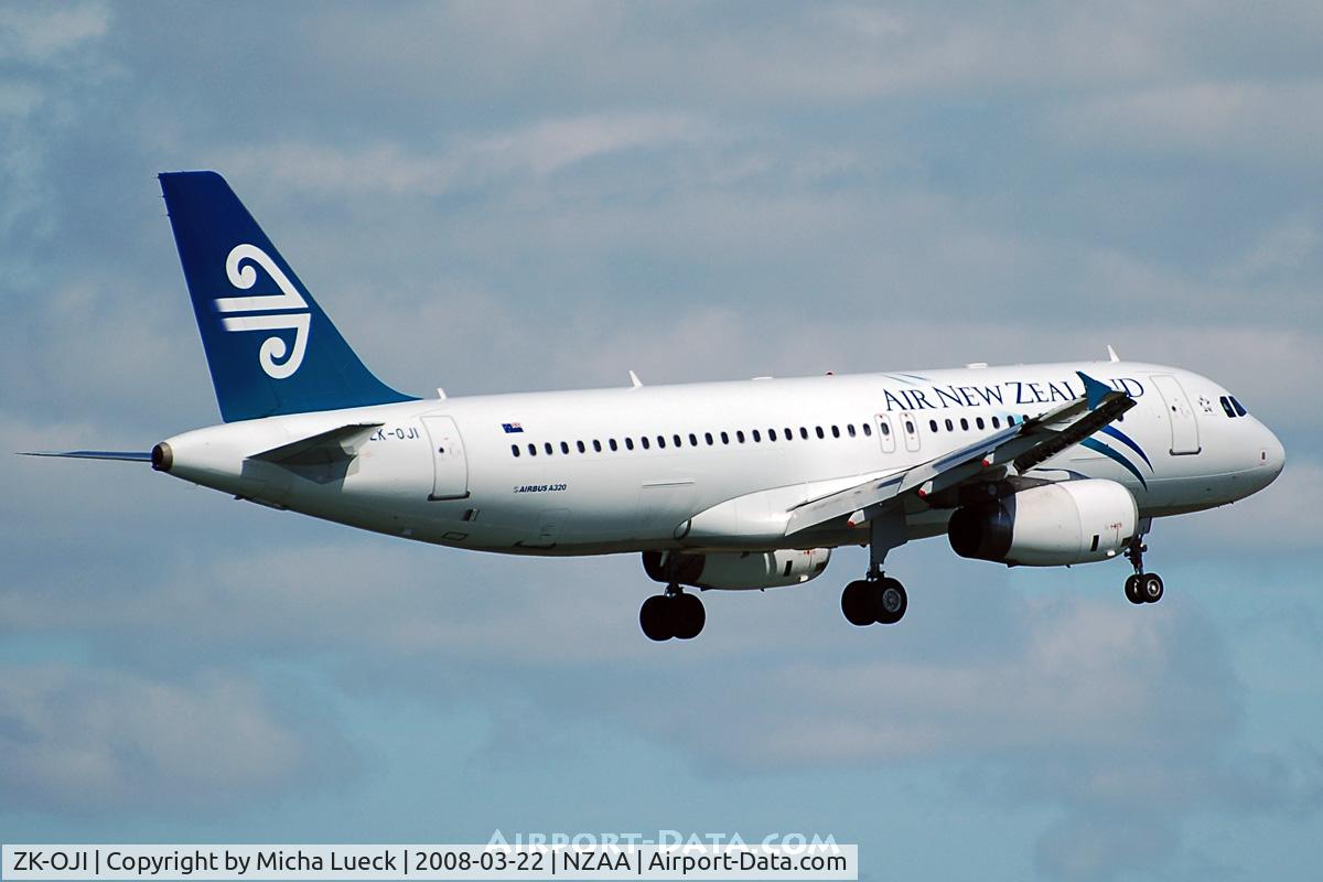ZK-OJI, 2004 Airbus A320-232 C/N 2297, On finals