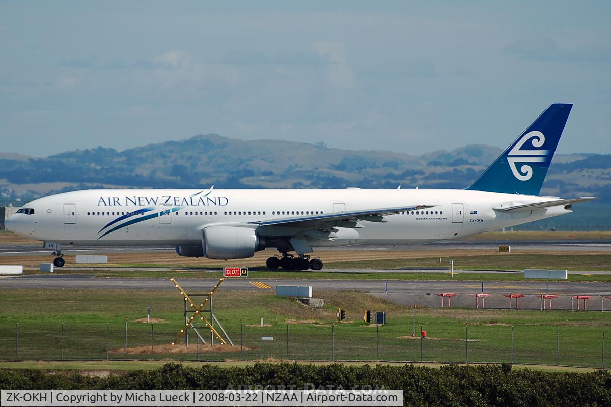 ZK-OKH, 2007 Boeing 777-219/ER C/N 34379, Turning onto the runway
