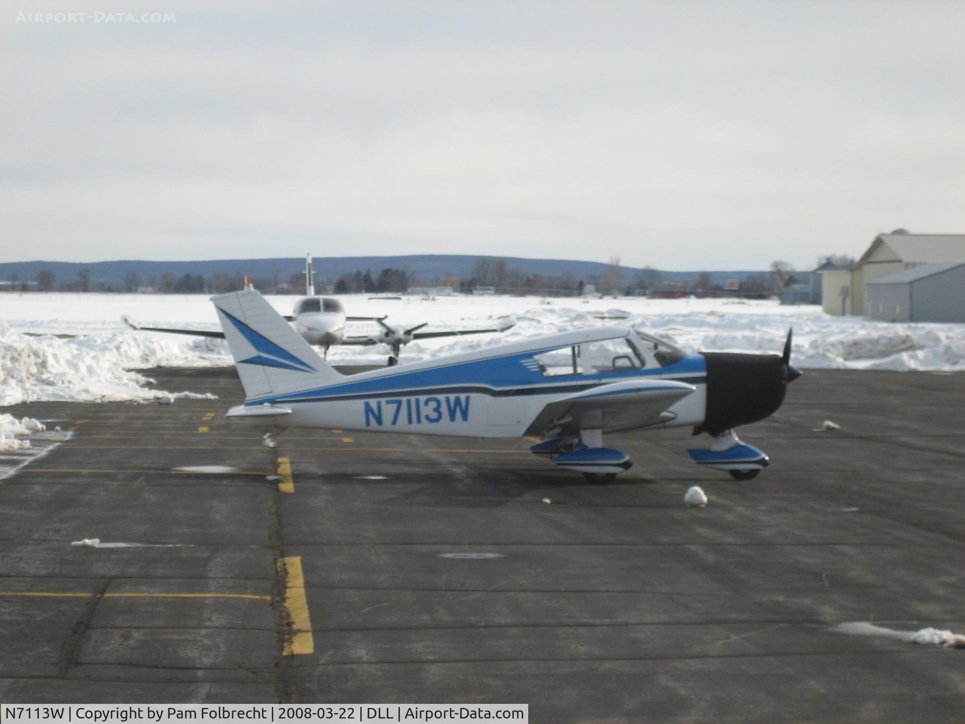 N7113W, 1962 Piper PA-28-180 C/N 28-961, On the Ramp