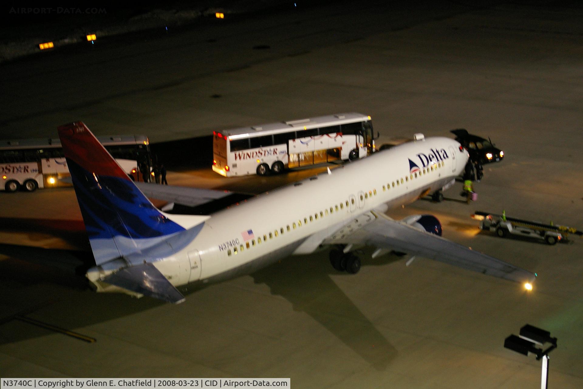 N3740C, 2000 Boeing 737-832 C/N 30800, Delta Flight 9797 bringing home the defeated University of Iowa girls basketball team