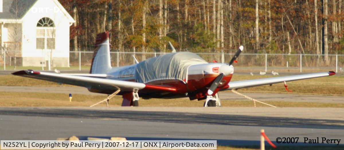 N252YL, 1986 Mooney M20K C/N 25-1082, Hangar 49's bird cooling her heels at Currituck Co.