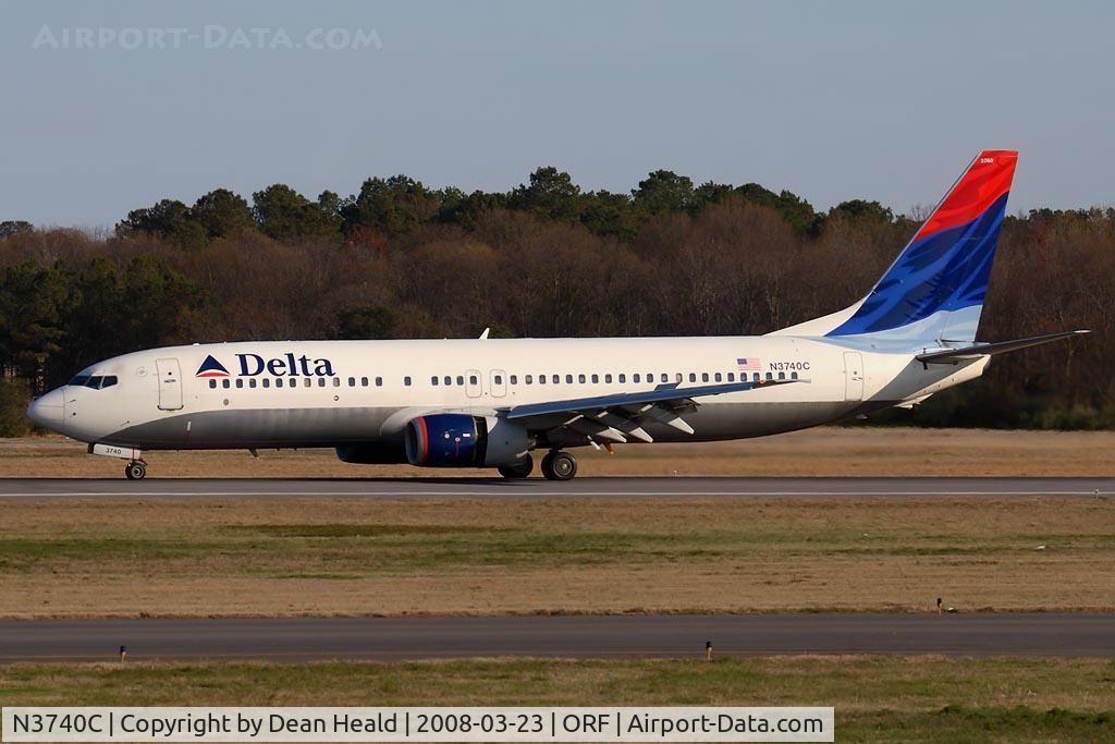 N3740C, 2000 Boeing 737-832 C/N 30800, Delta Airlines N3740C (FLT DAL9797) from Hartsfield-Jackson Atlanta Int'l (KATL) rolling out on RWY 5 after landing. This charter flight has the University of Iowa women's basketball team onboard for the NCAA tournament at Old Dominion University.