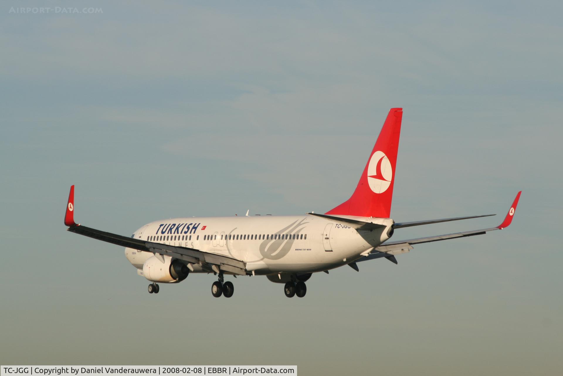 TC-JGG, 2005 Boeing 737-8F2 C/N 34405, several seconds before landing on rwy 25L
