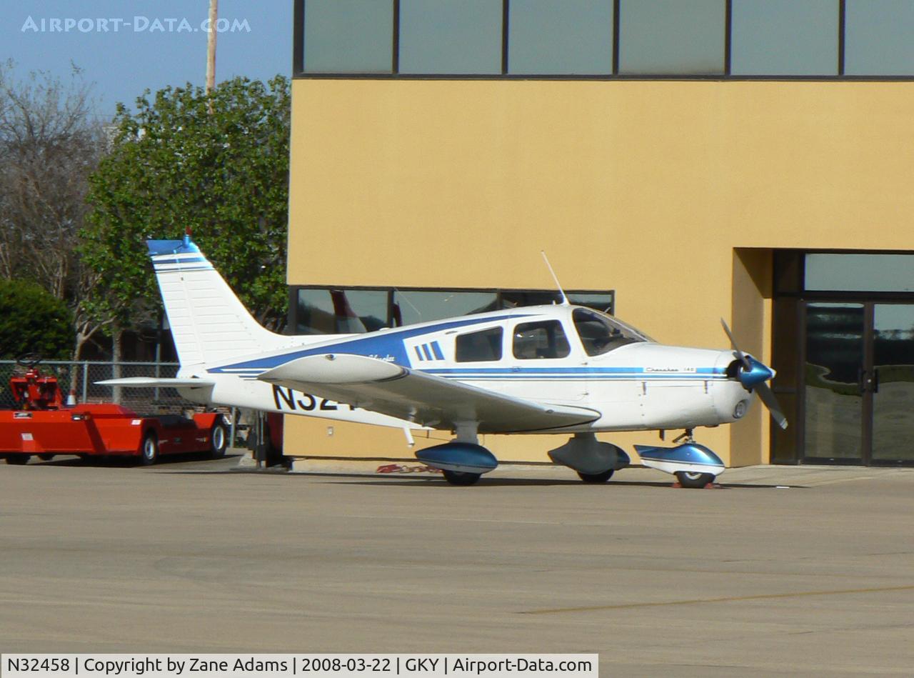 N32458, 1974 Piper PA-28-140 C/N 28-7525070, At Arlington Municipal