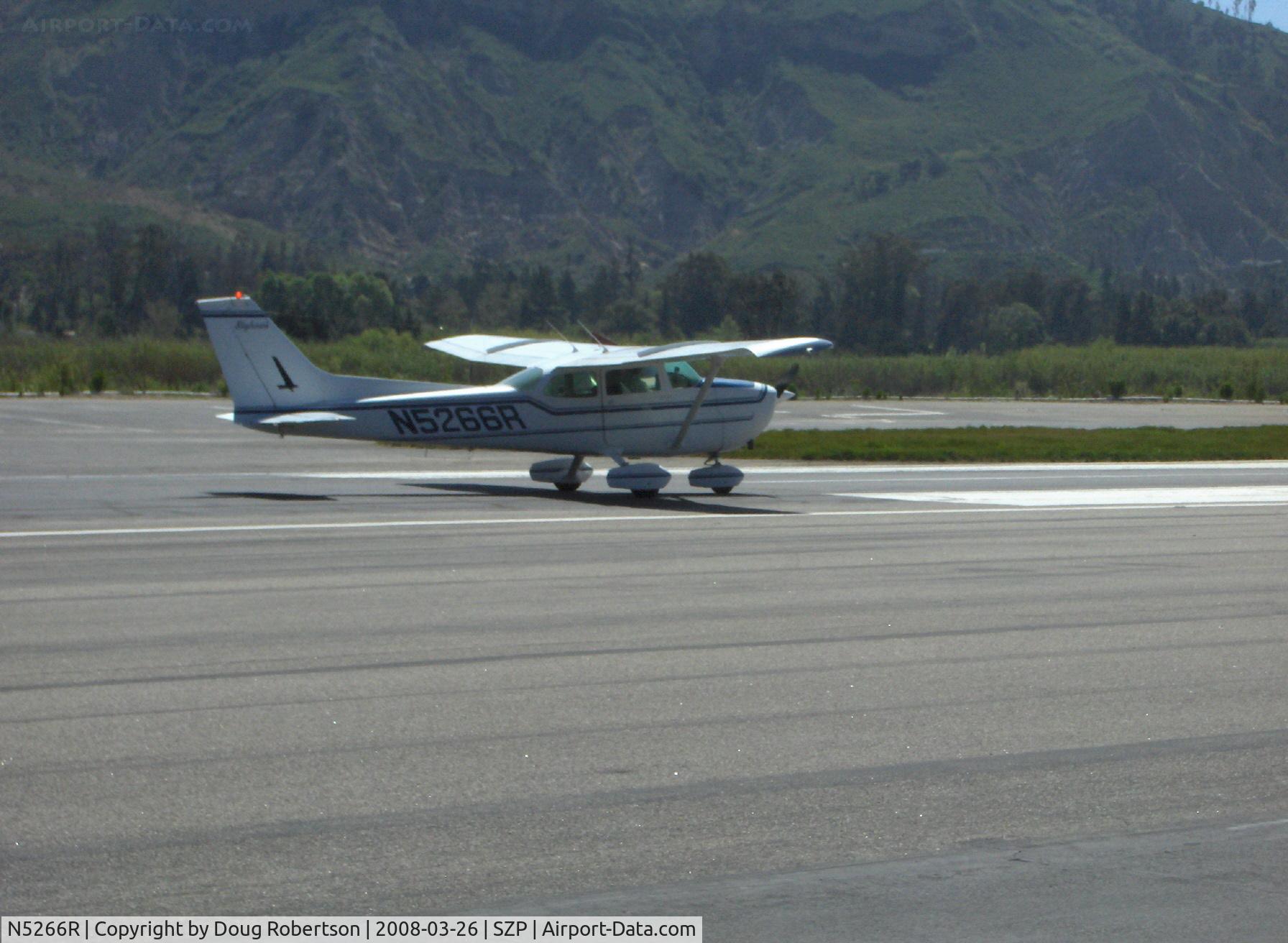 N5266R, 1974 Cessna 172M C/N 17263480, 1974 Cessna 172M SKYHAWK II, Lycoming O-320-E2D 150 Hp, landing roll Rwy 22