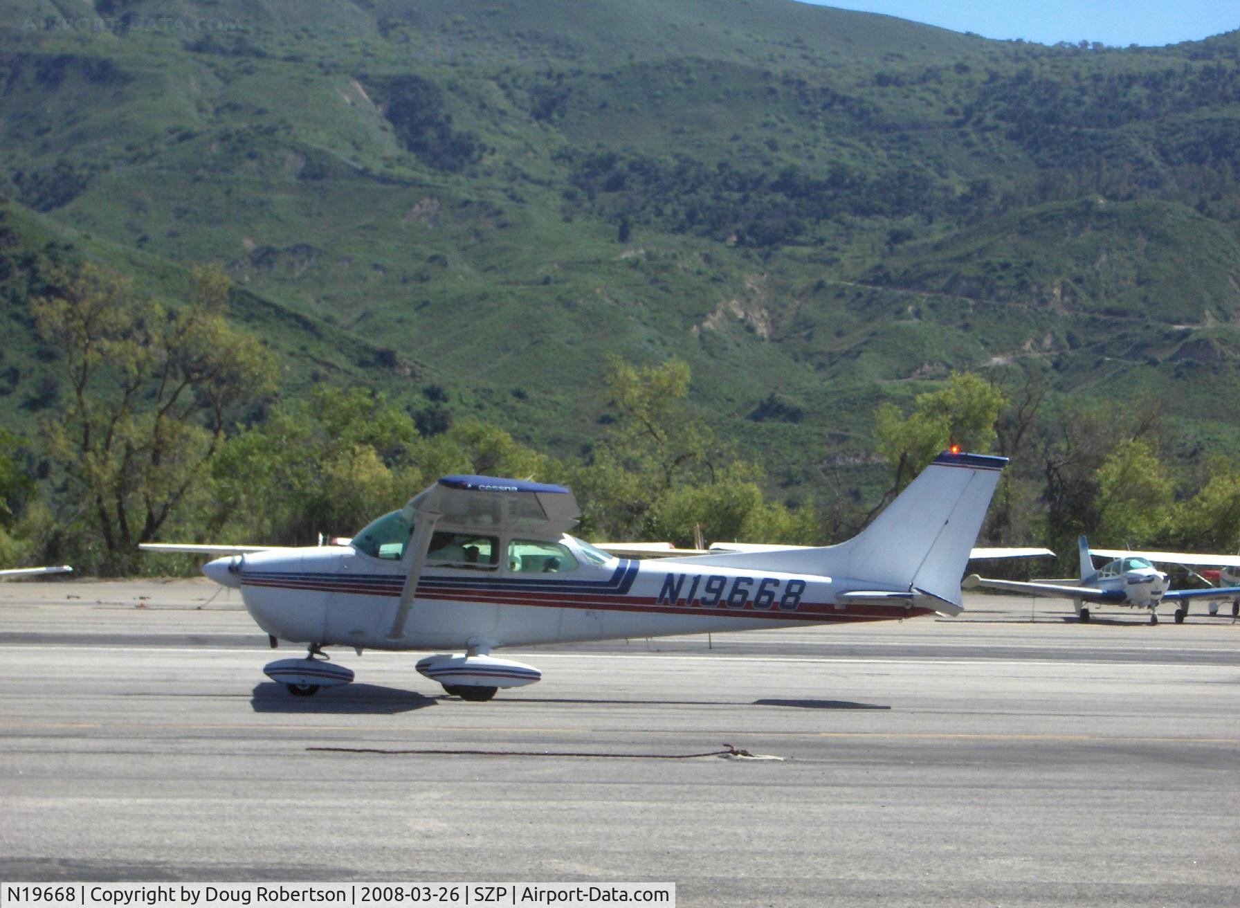 N19668, 1972 Cessna 172L C/N 17260651, 1972 Cessna 172L, Lycoming O-320-E2D 150 Hp, taxi to Rwy 22