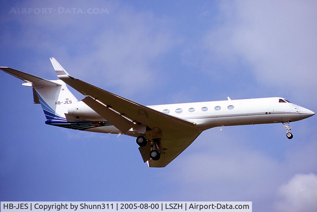 HB-JES, 1998 Gulfstream Aerospace G-V C/N 556, Landing rwy 14