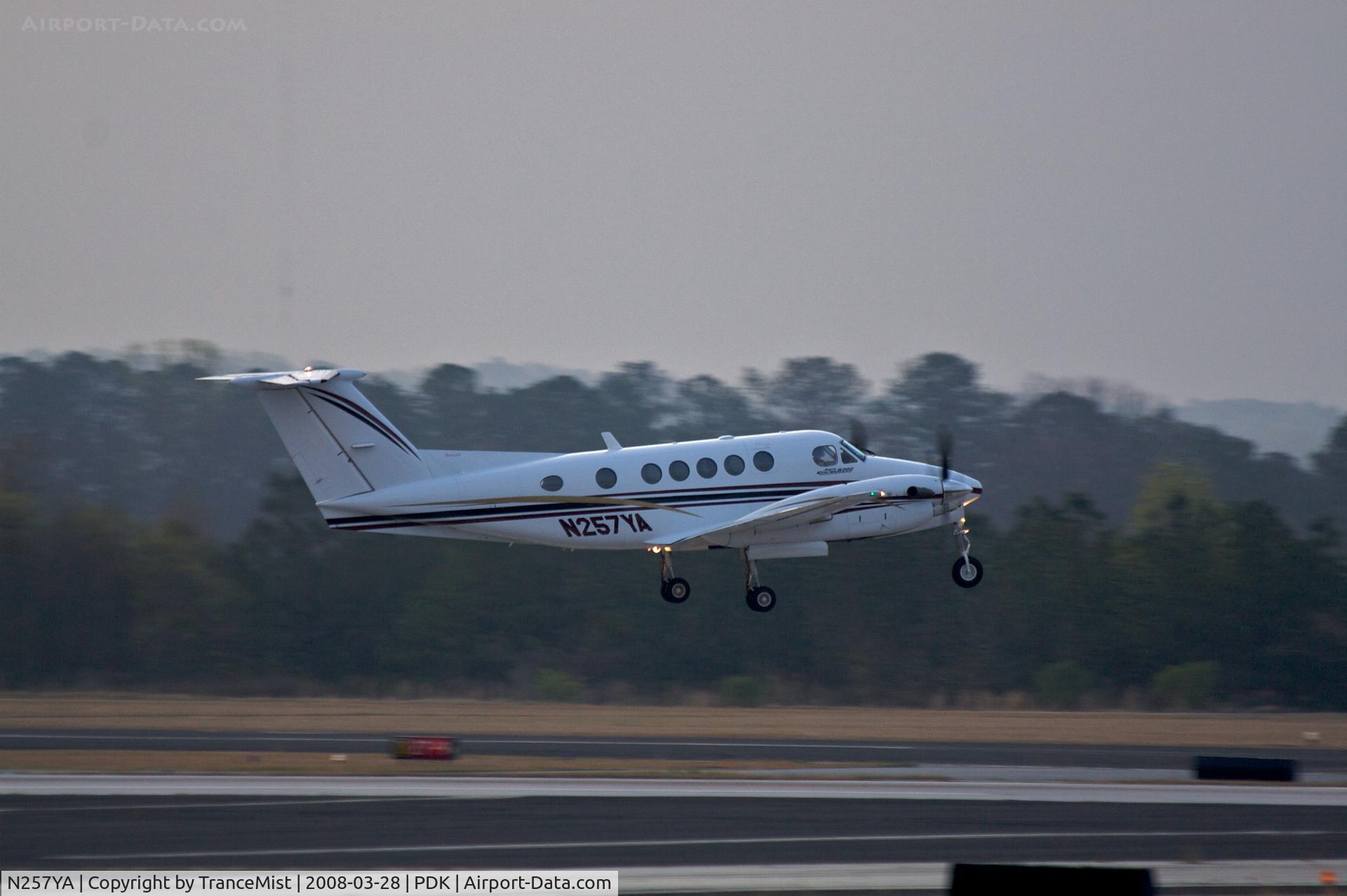N257YA, 1998 Raytheon B200 King Air C/N BB-1622, Morning PDK Departure