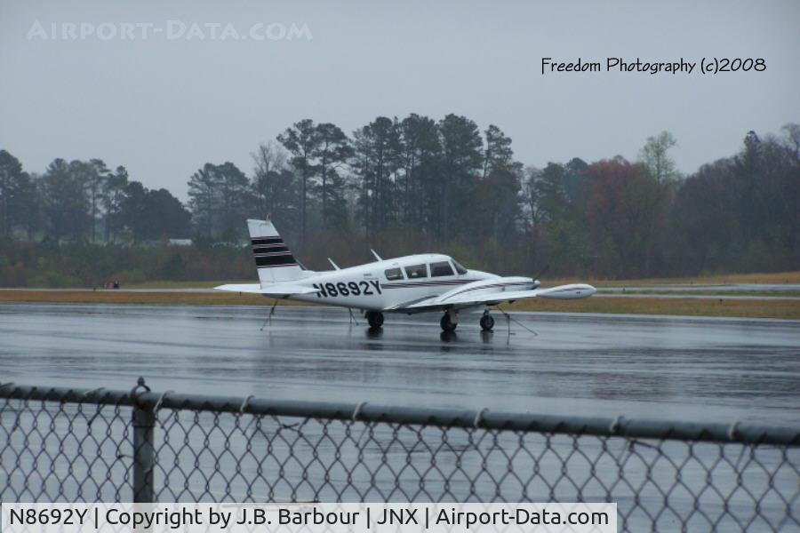 N8692Y, 1969 Piper PA-30 Twin Comanche C/N 30-1838, Not much going on, it was a very nasty day.  But there was one nice ride on the tar mat.