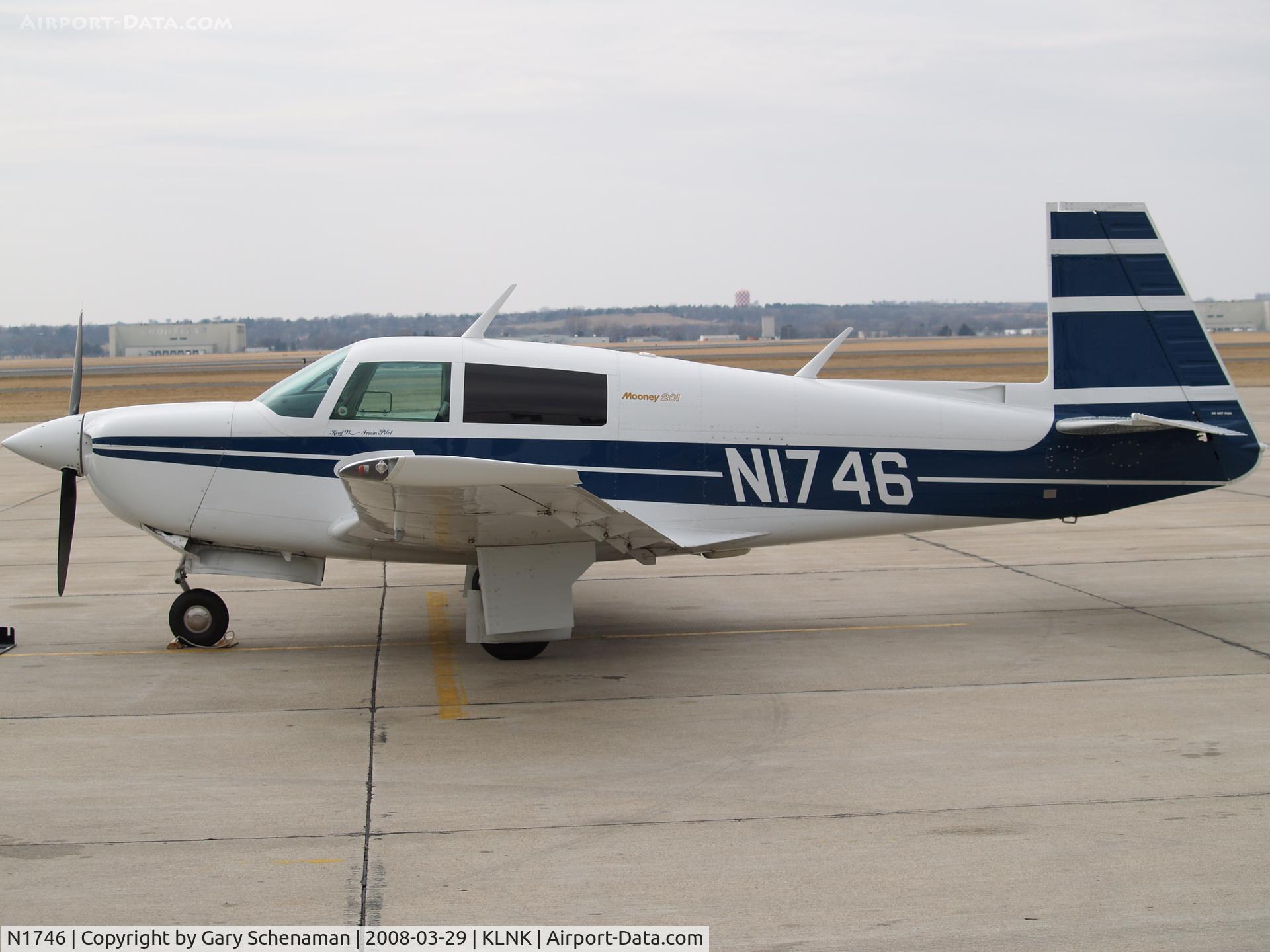 N1746, Mooney M20J 201 C/N 24-1598, Mooney on LNK Tarmac