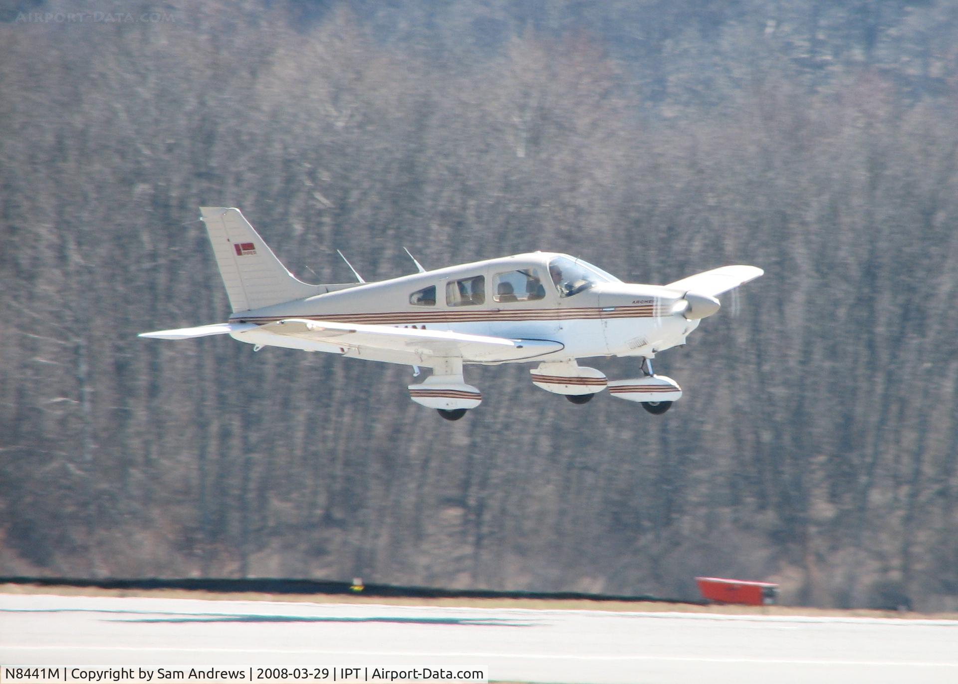 N8441M, 1981 Piper PA-28-181 C/N 28-8290016, Very short final!