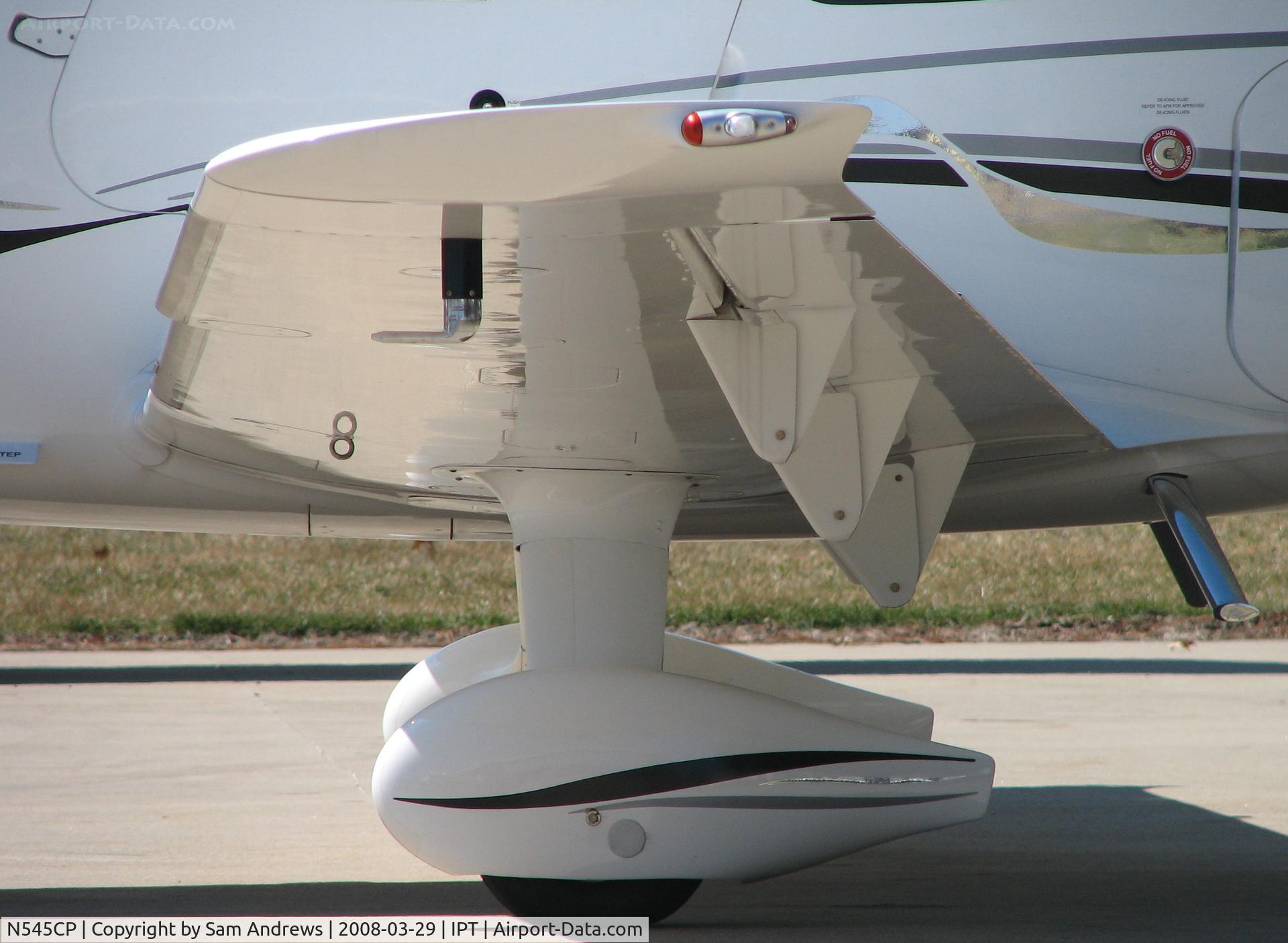 N545CP, 2005 Cirrus SR22 GTS C/N 1462, Seems like they could have made those hinges a bit smaller.  But Hey!  It's a Cirrus.