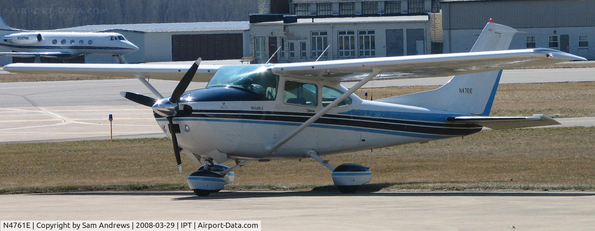 N4761E, 1982 Cessna 182R Skylane C/N 18268270, How many 3 bladed props do you see on a 1982 Skylane.