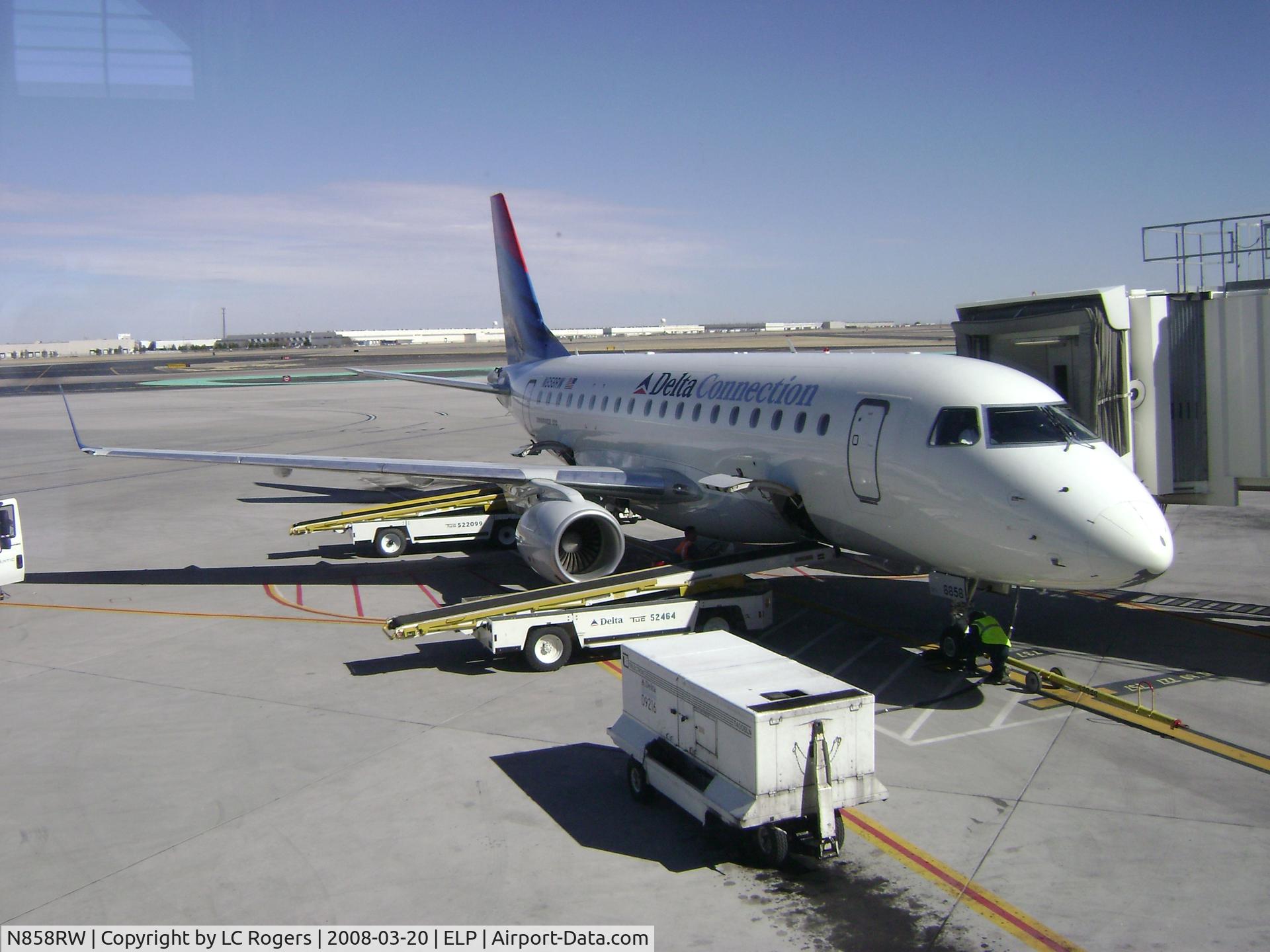N858RW, 2005 Embraer 170SE (ERJ-170-100SE) C/N 17000080, Shot @ ELP