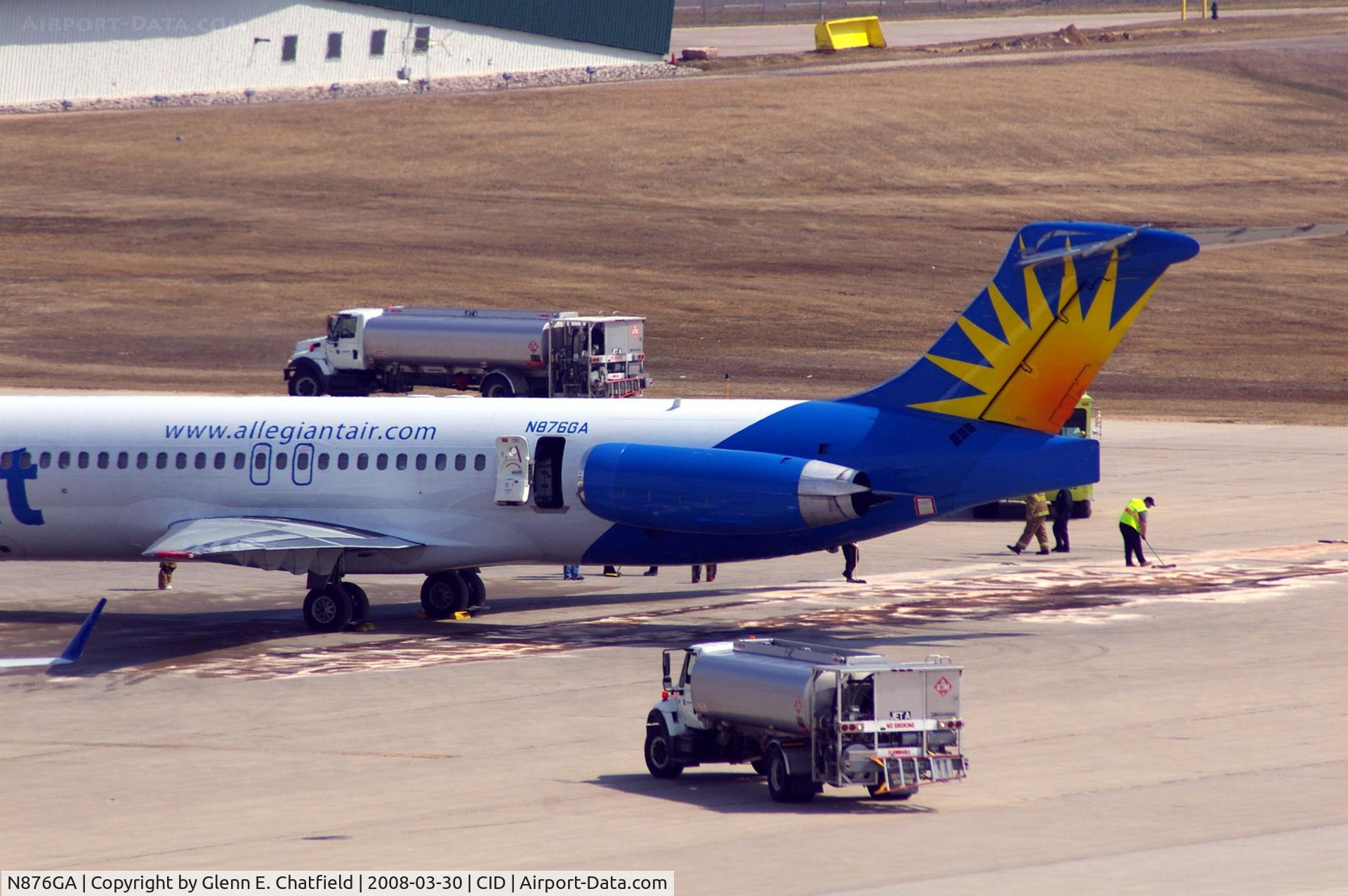 N876GA, 1995 McDonnell Douglas MD-83 (DC-9-83) C/N 53469, Fuel spill
