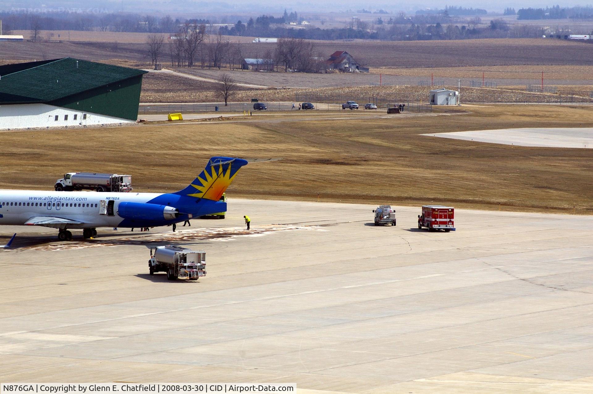 N876GA, 1995 McDonnell Douglas MD-83 (DC-9-83) C/N 53469, Fuel spill clean-up