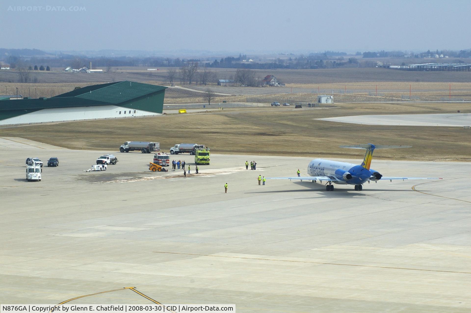 N876GA, 1995 McDonnell Douglas MD-83 (DC-9-83) C/N 53469, Fuel spill clean-up