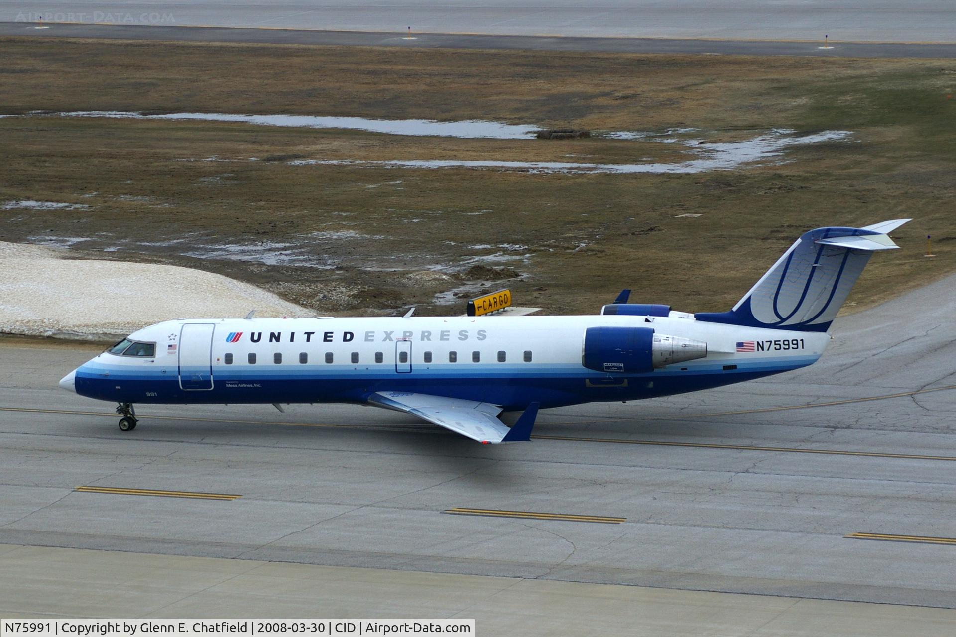 N75991, 2000 Bombardier CRJ-200ER (CL-600-2B19) C/N 7422, Taxiing off Alpha 4 to the gate