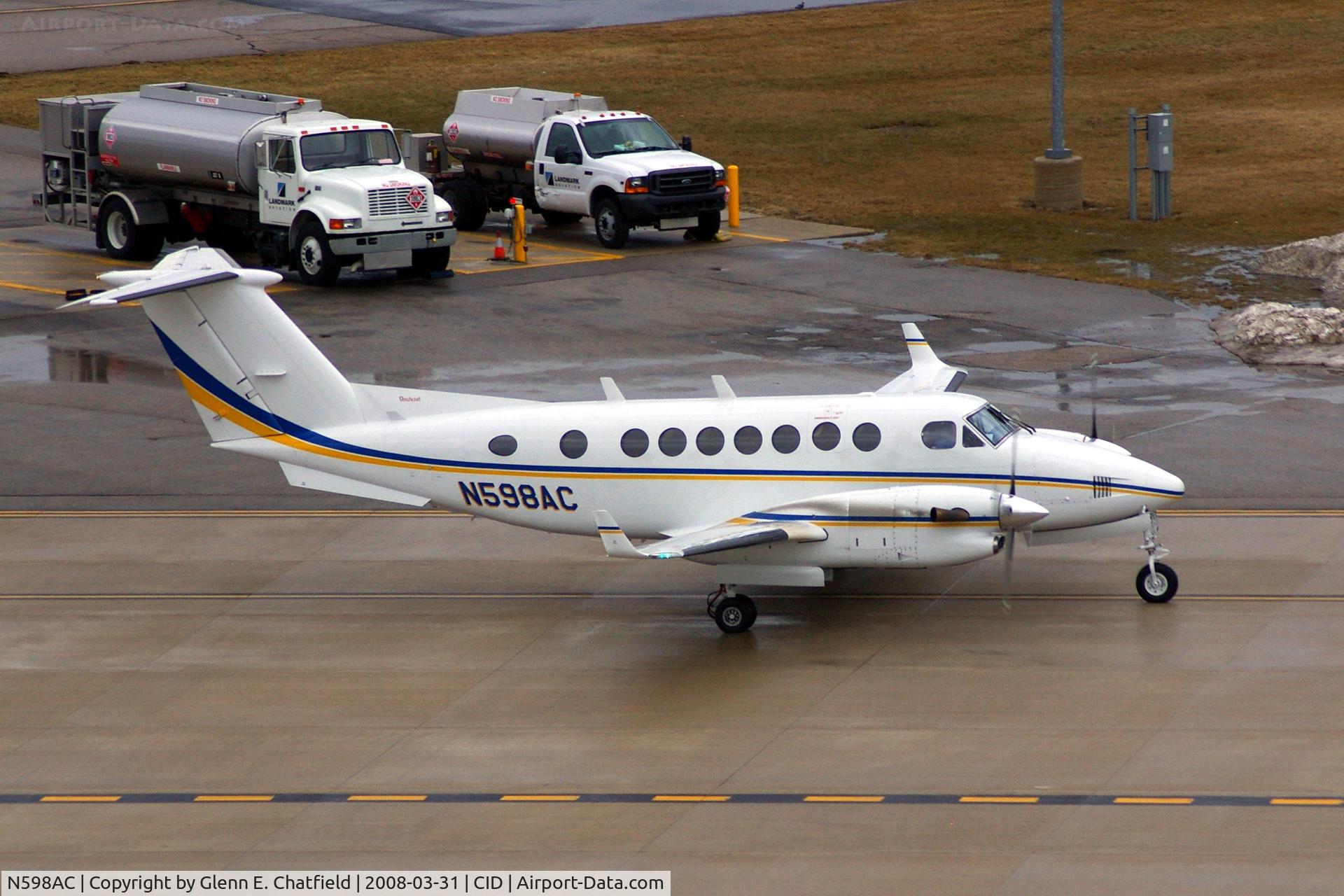N598AC, Hawker Beechcraft 350 King Air (B300) C/N FL-613, Taxiing to Alliant Energy hangar