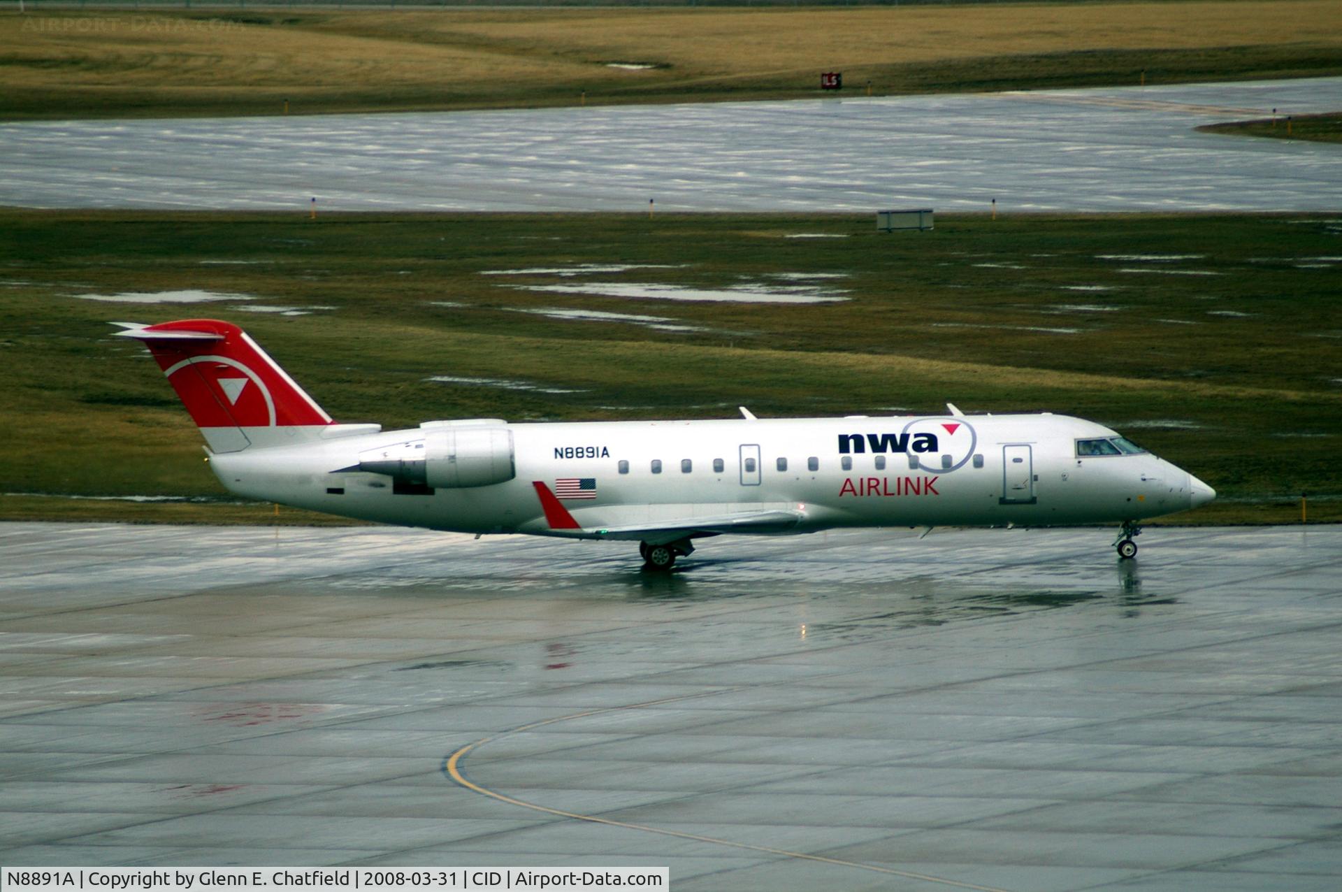 N8891A, 2004 Bombardier CRJ-200 (CL-600-2B19) C/N 7891, Taxiing for departure on Runway 9