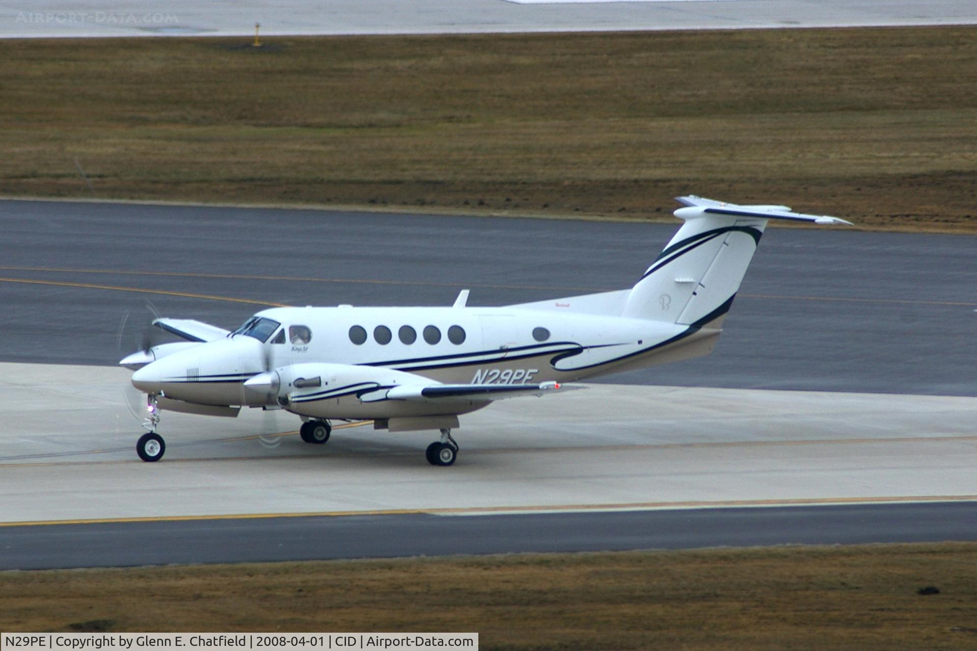 N29PE, Raytheon Aircraft Company B200 C/N BB-1913, Inbound on taxiway Alpha