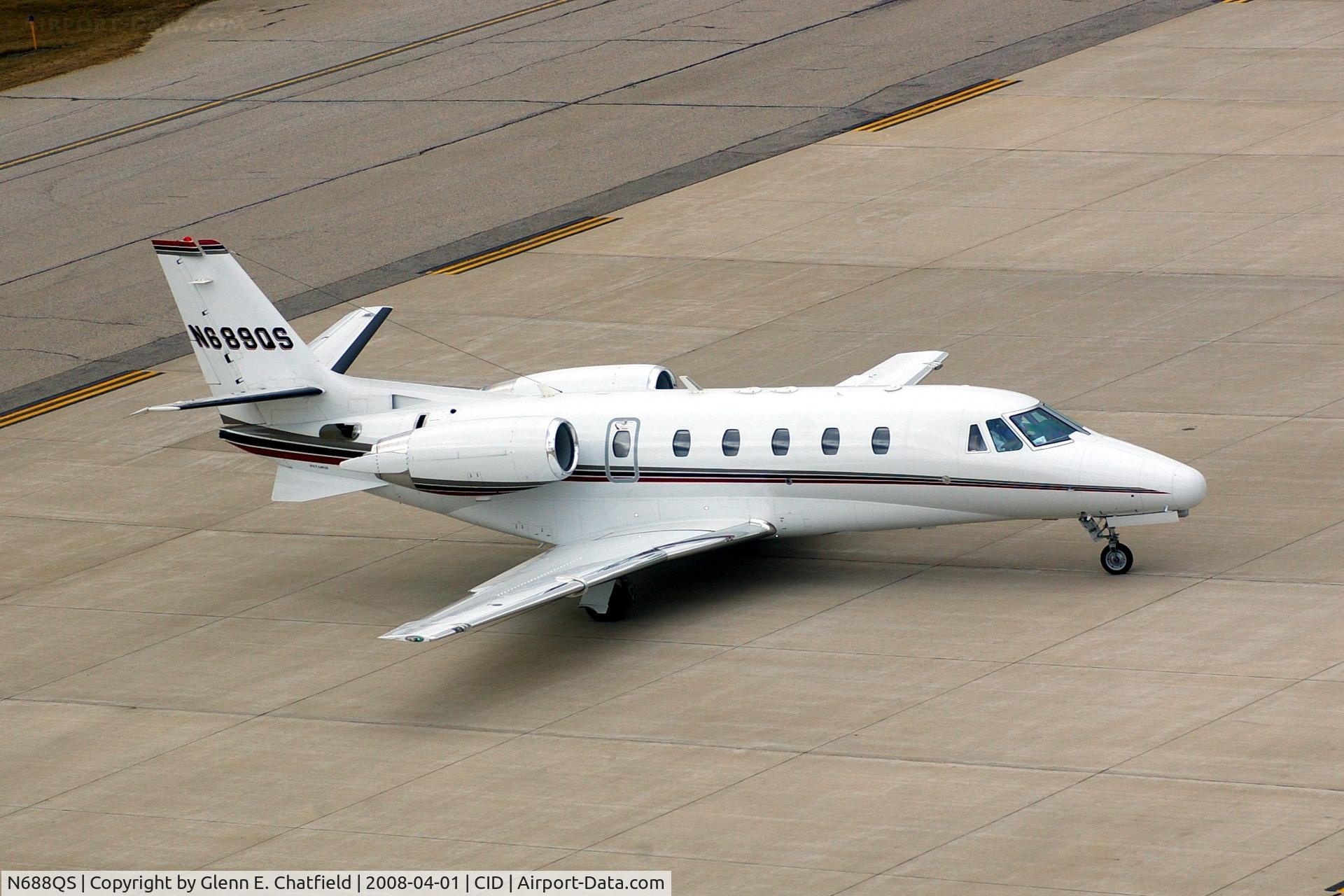 N688QS, 2001 Cessna 560XL C/N 560-5188, Executive Jet 688 taxiing in to Landmark