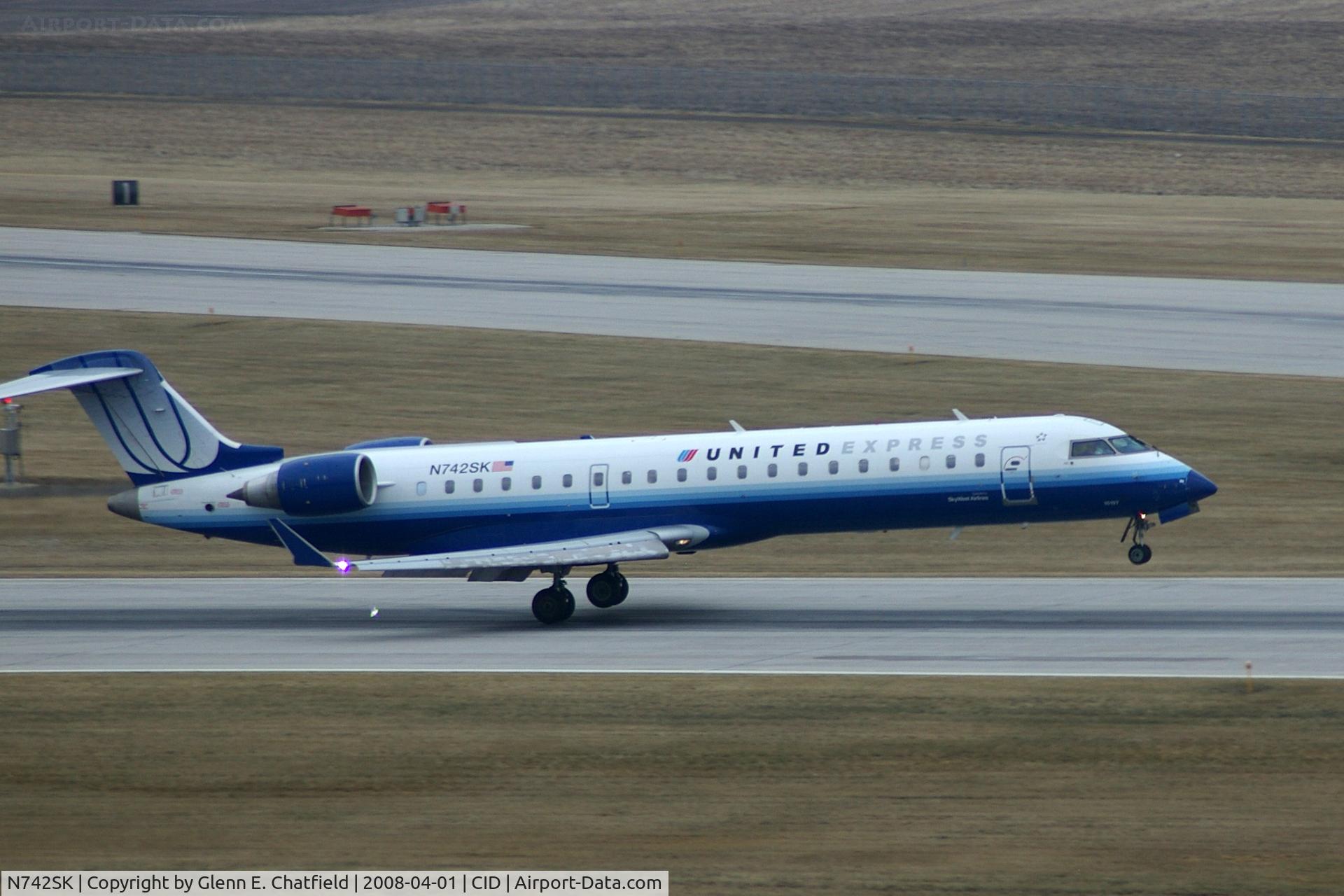 N742SK, 2005 Bombardier CRJ-701 (CL-600-2C10) Regional Jet C/N 10197, Touchdown on Runway 27