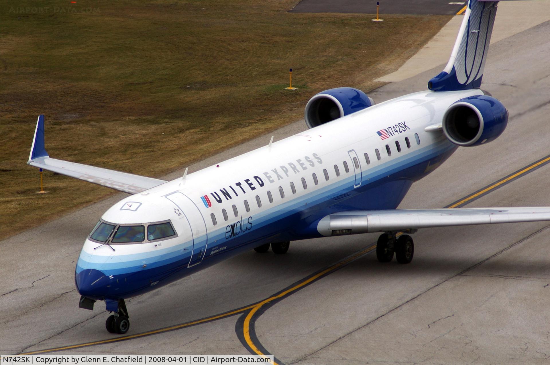 N742SK, 2005 Bombardier CRJ-701 (CL-600-2C10) Regional Jet C/N 10197, At Alpha 4 below the tower on the way to the gate