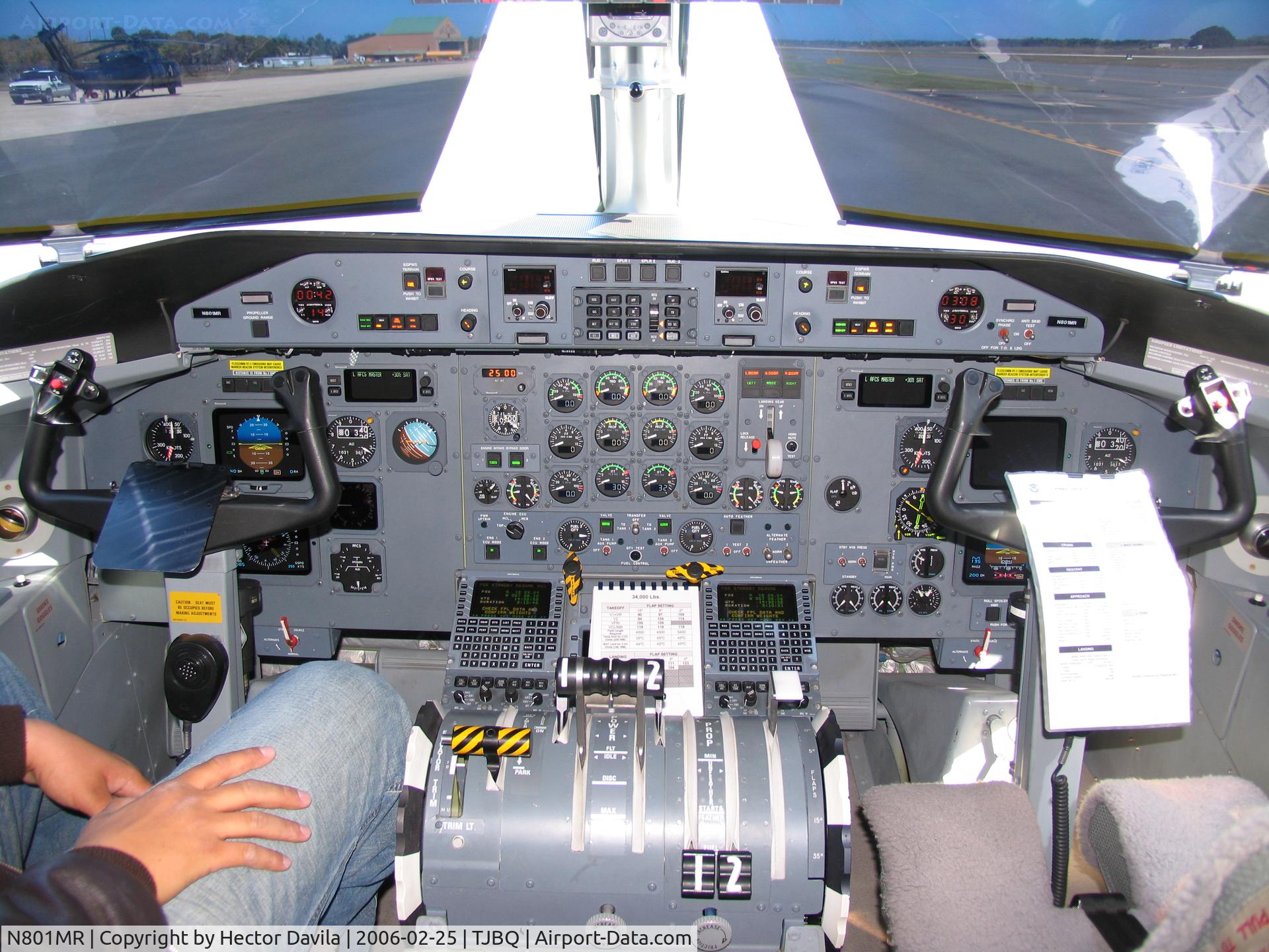 N801MR, 2004 Bombardier DHC-8-202 Dash 8 C/N 606, Cockpit