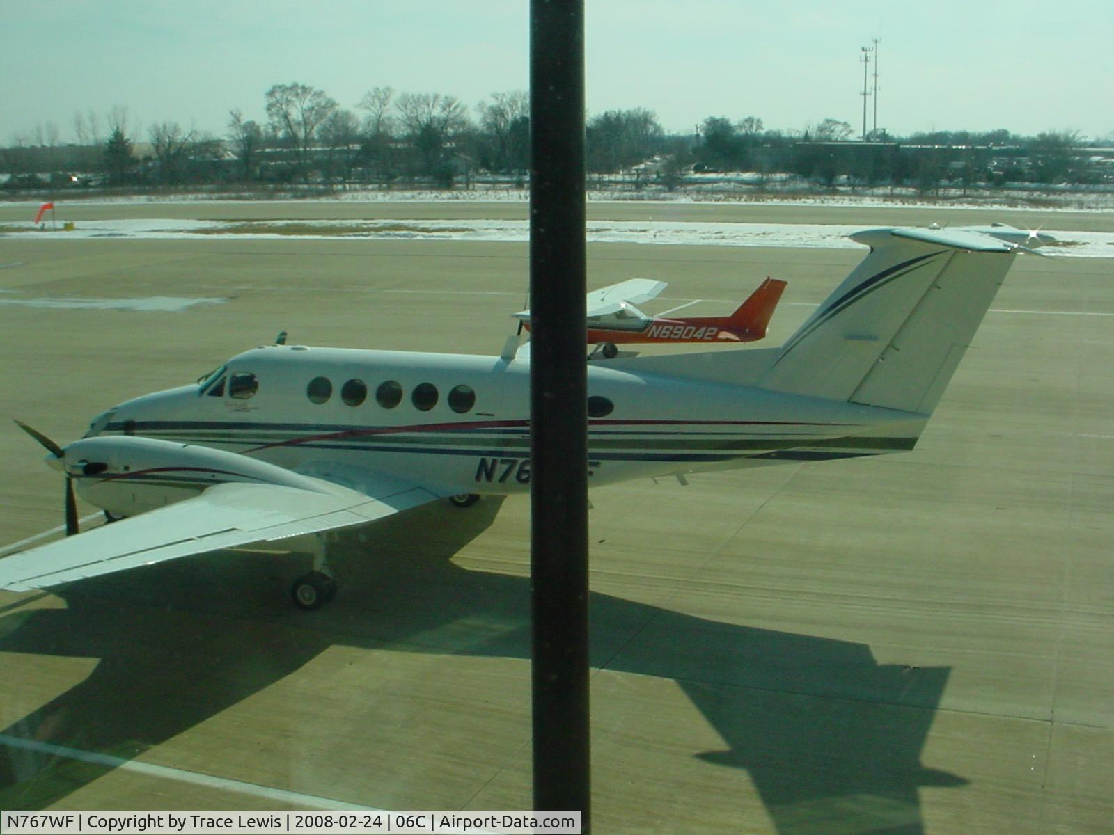 N767WF, 1977 Beech 200 C/N BB-314, Taken from Pilot Pete's resturaunt