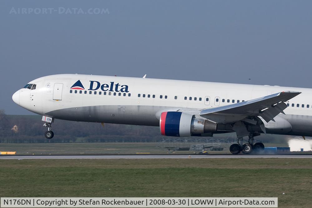 N176DN, 1990 Boeing 767-332 C/N 25061, Nice touchdown.