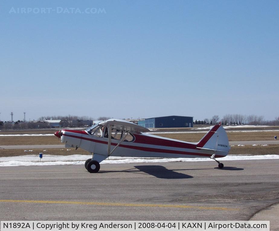 N1892A, 1952 Piper PA-18 C/N 18-1726, Taxiing.