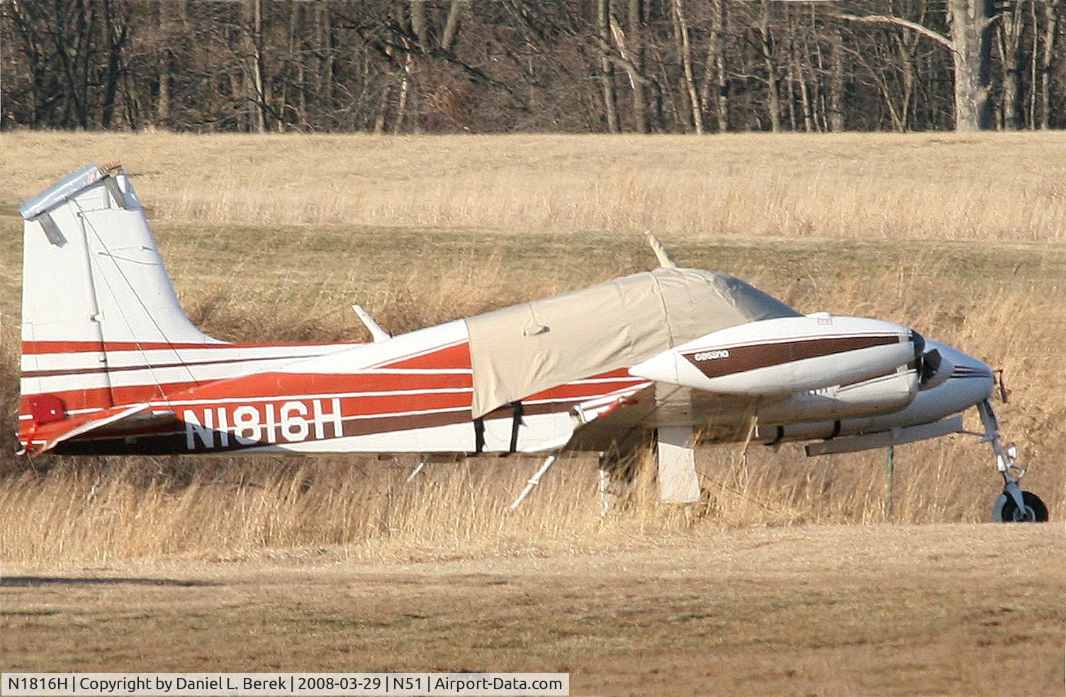 N1816H, 1959 Cessna 310C C/N 35916, Missing her props, this old lady (built 1959) appears not to have flown in a while.