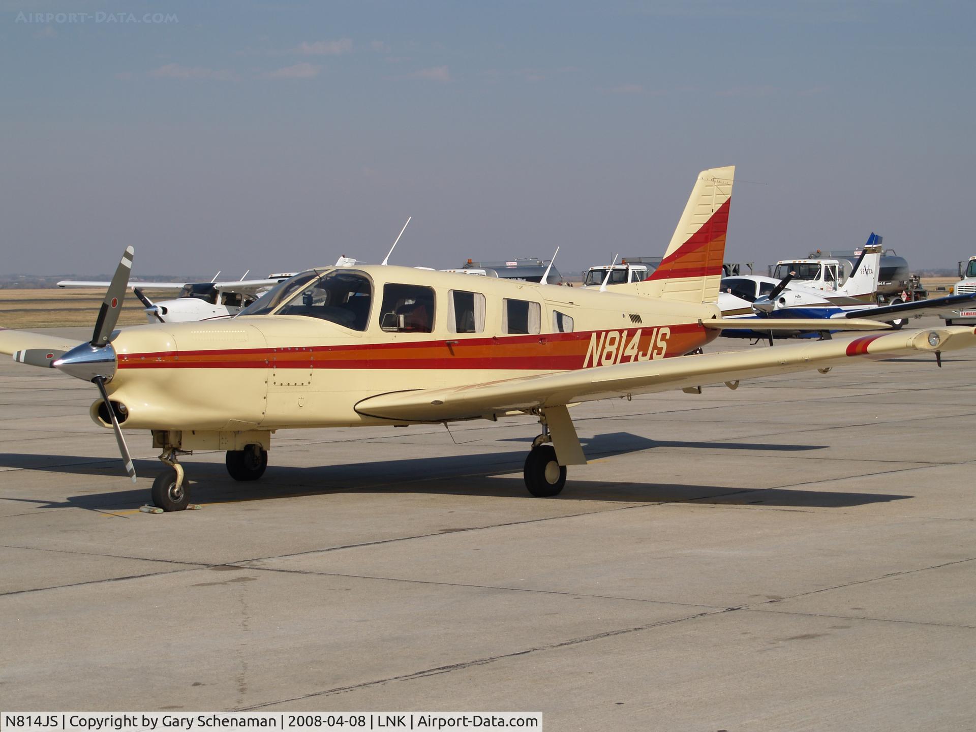 N814JS, 1982 Piper PA-32R-301T Turbo Saratoga C/N 32R-8229034, Refuelling stop