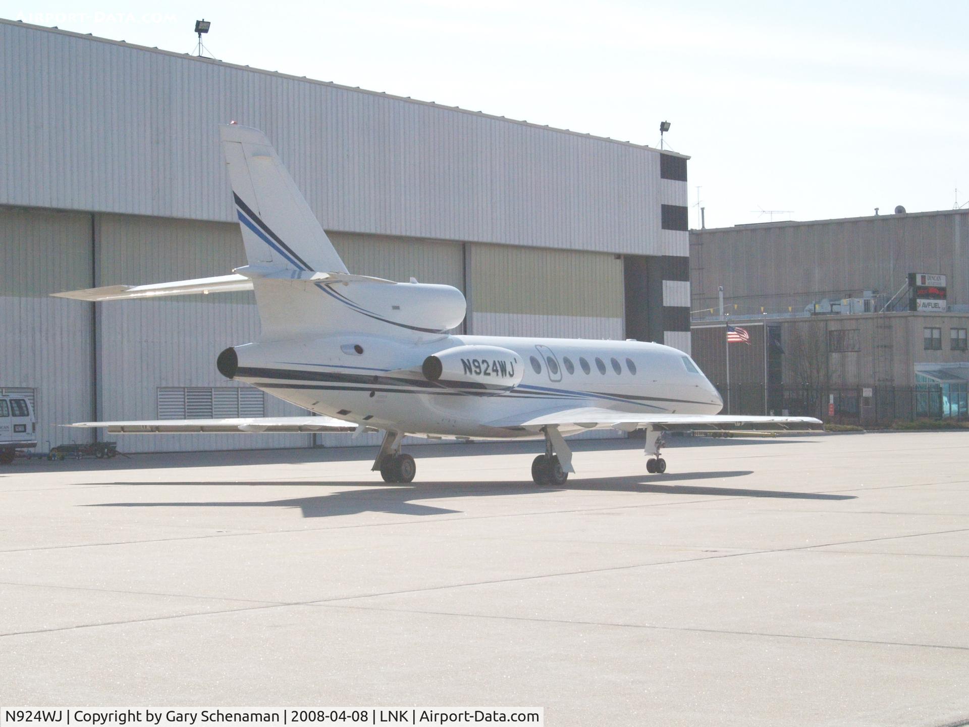 N924WJ, 1983 Dassault-Breguet Falcon 50 C/N 141, Pre flight warm up