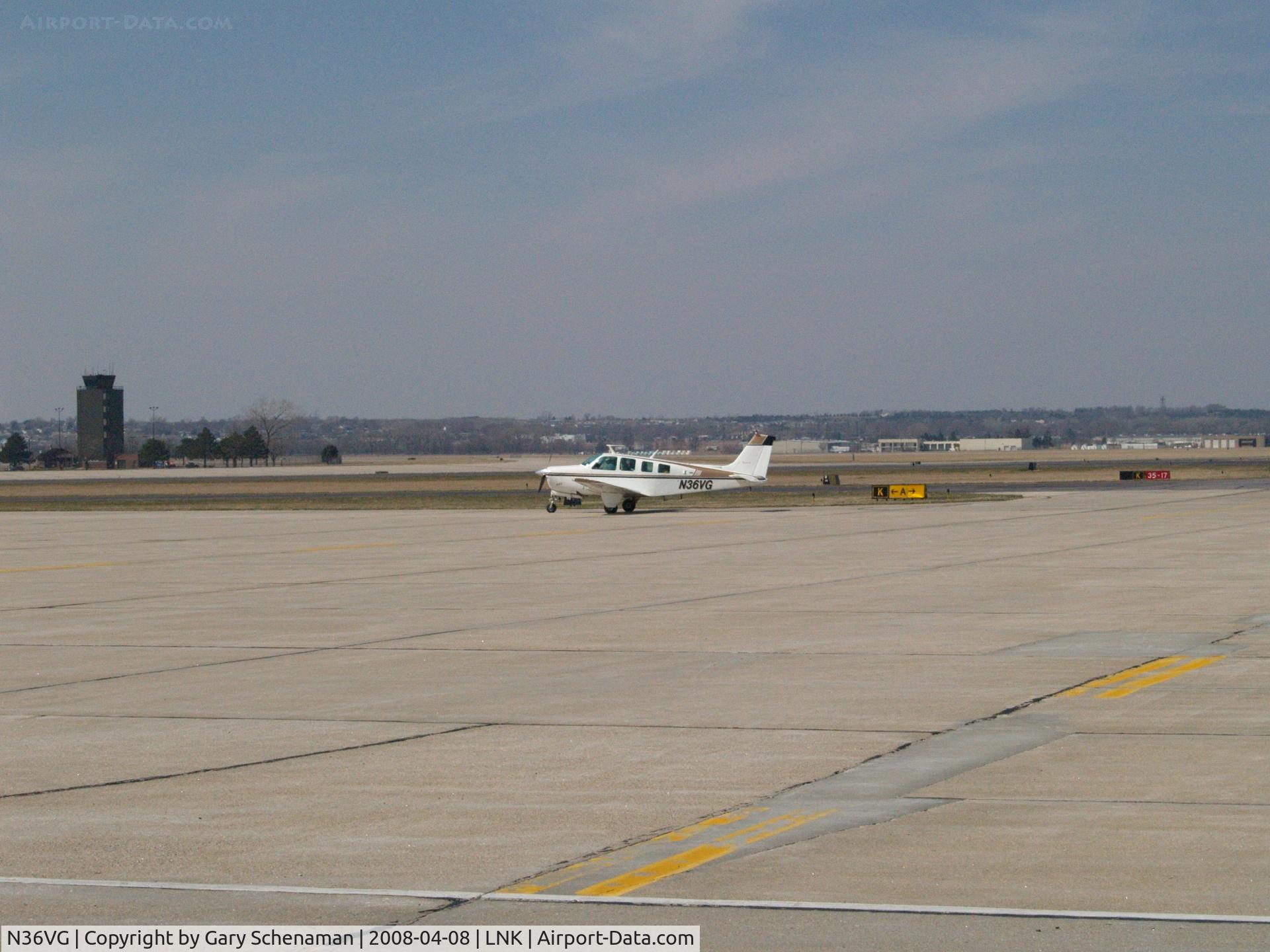 N36VG, 1972 Beech A36 Bonanza 36 C/N E-309, Landing to refuel