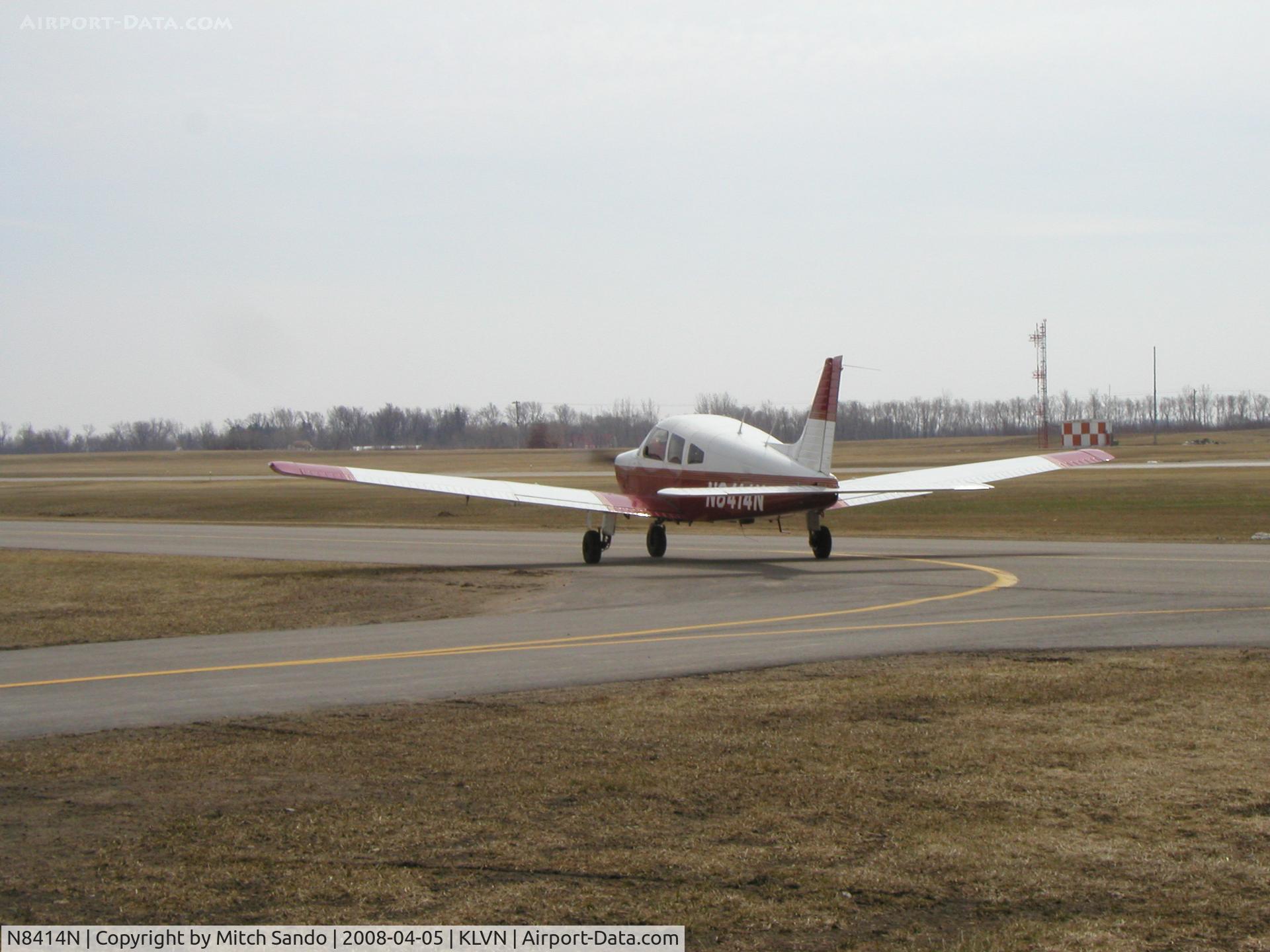 N8414N, 1981 Piper PA-28-181 C/N 28-8190278, Taxiing to Runway 30.