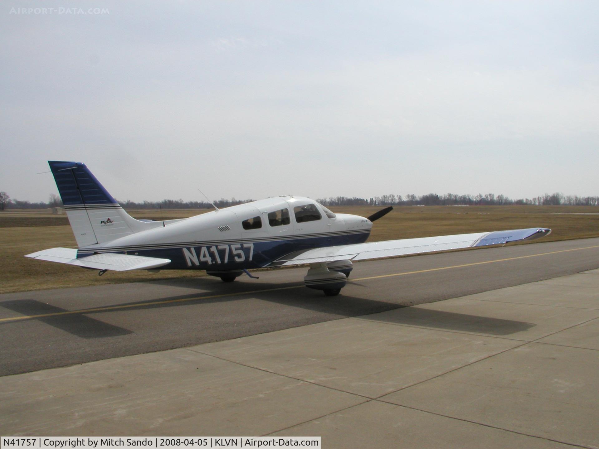 N41757, 1999 Piper PA-28-181 C/N 2843283, Parked at Airlake.