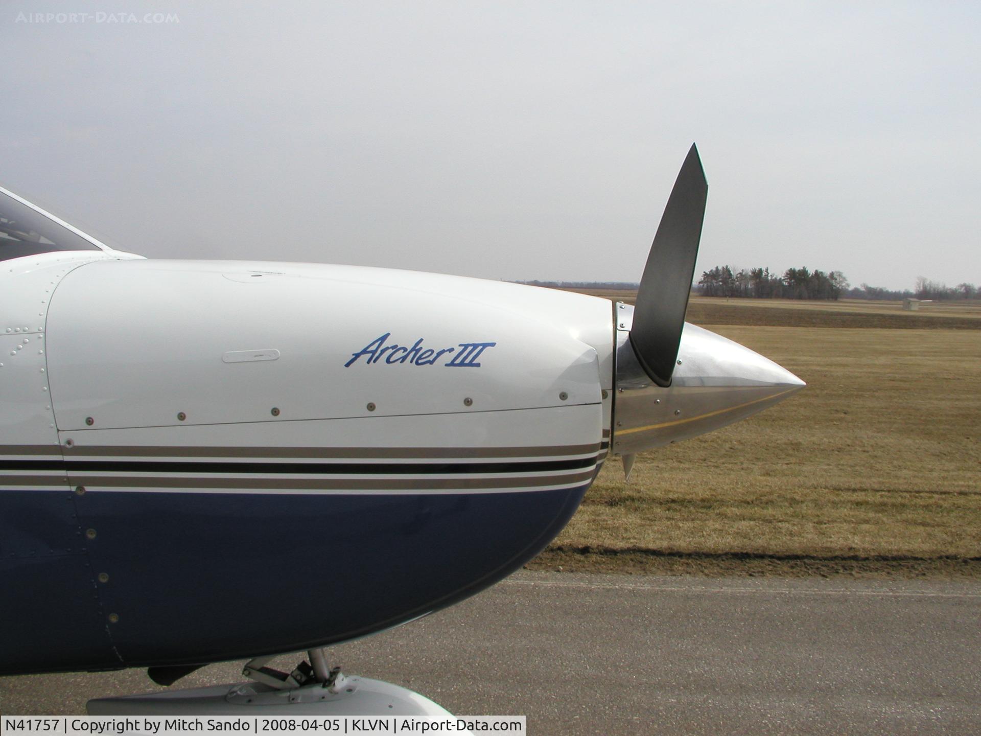 N41757, 1999 Piper PA-28-181 C/N 2843283, Parked at Airlake.