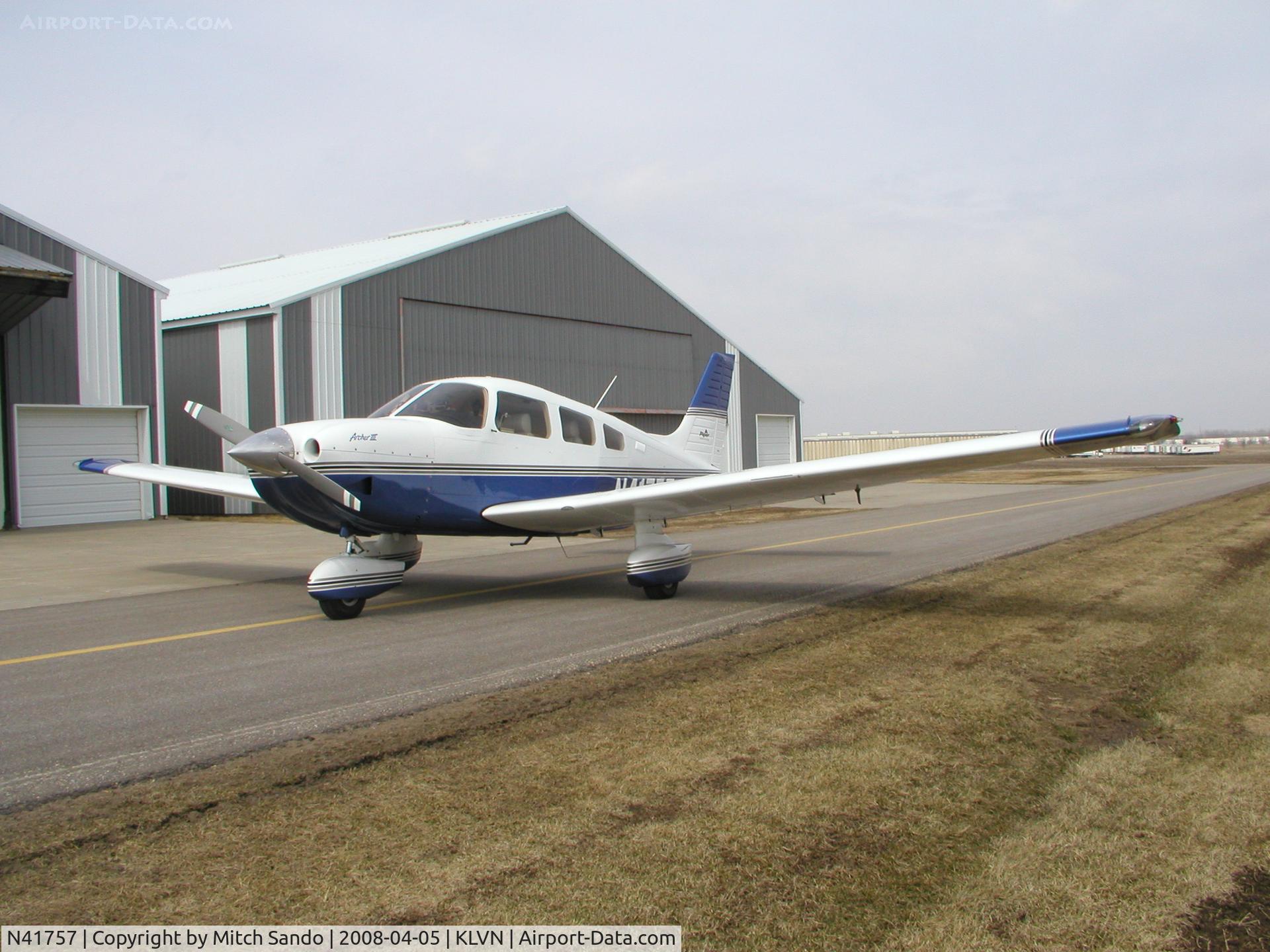 N41757, 1999 Piper PA-28-181 C/N 2843283, Parked at Airlake.