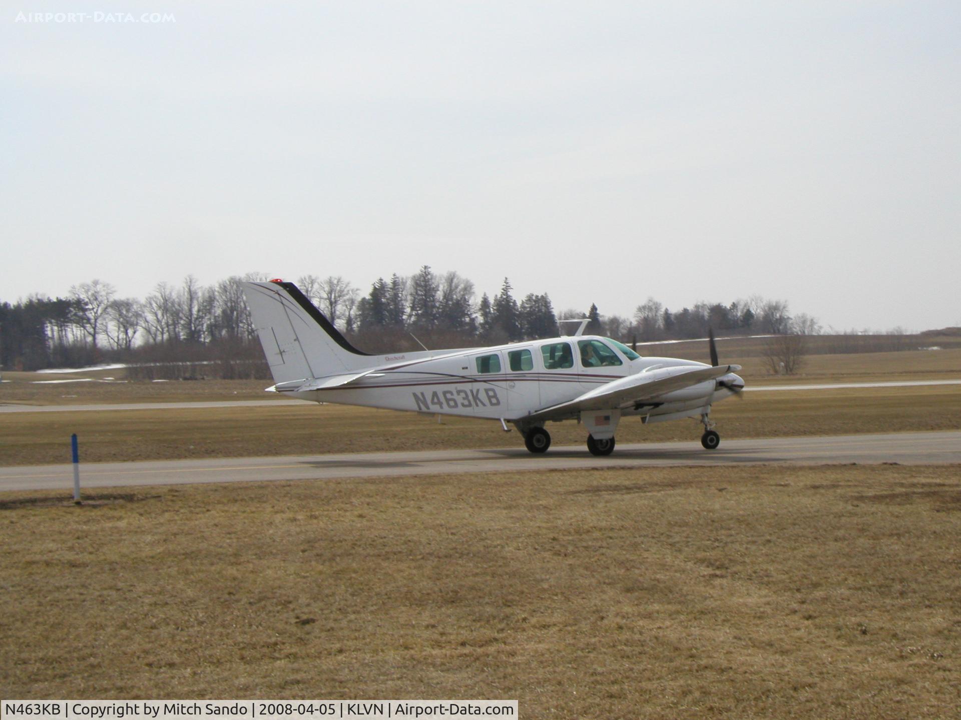 N463KB, 1972 Beech 58 Baron C/N TH-278, Taxiing to Runway 12.